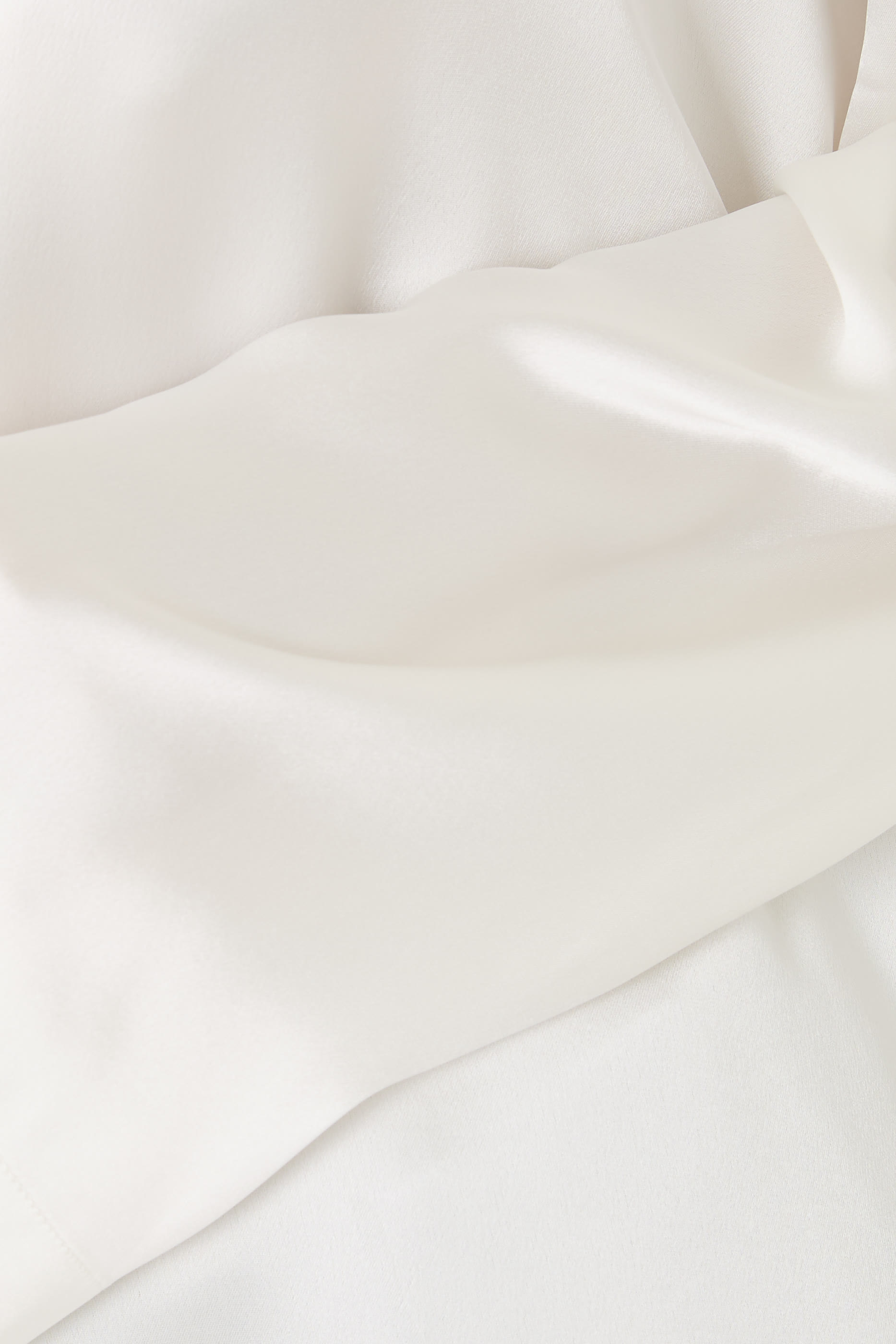 بلوزة بقصة مربعة ستان