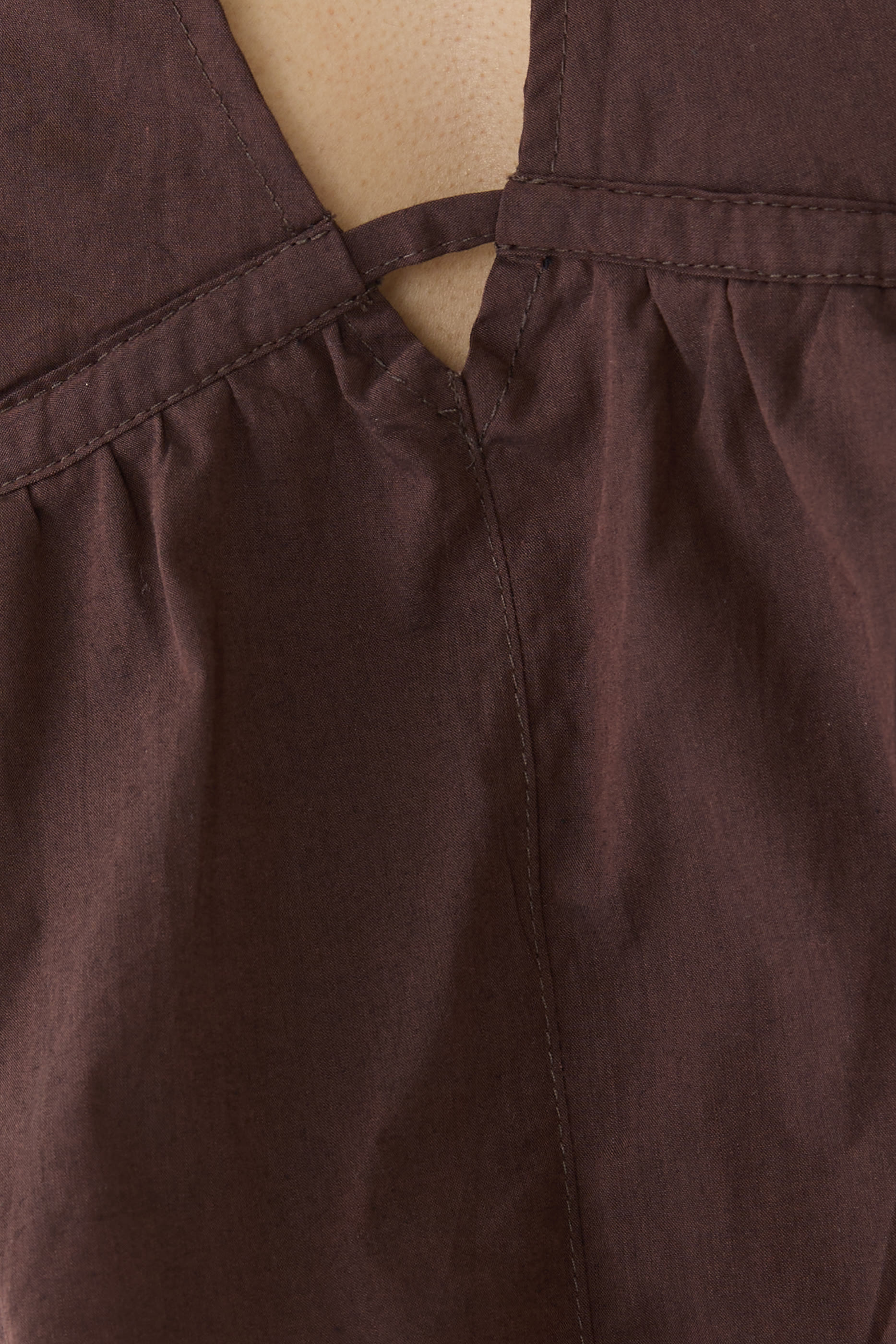 بلوزة بأزرار ورباط حول العنق