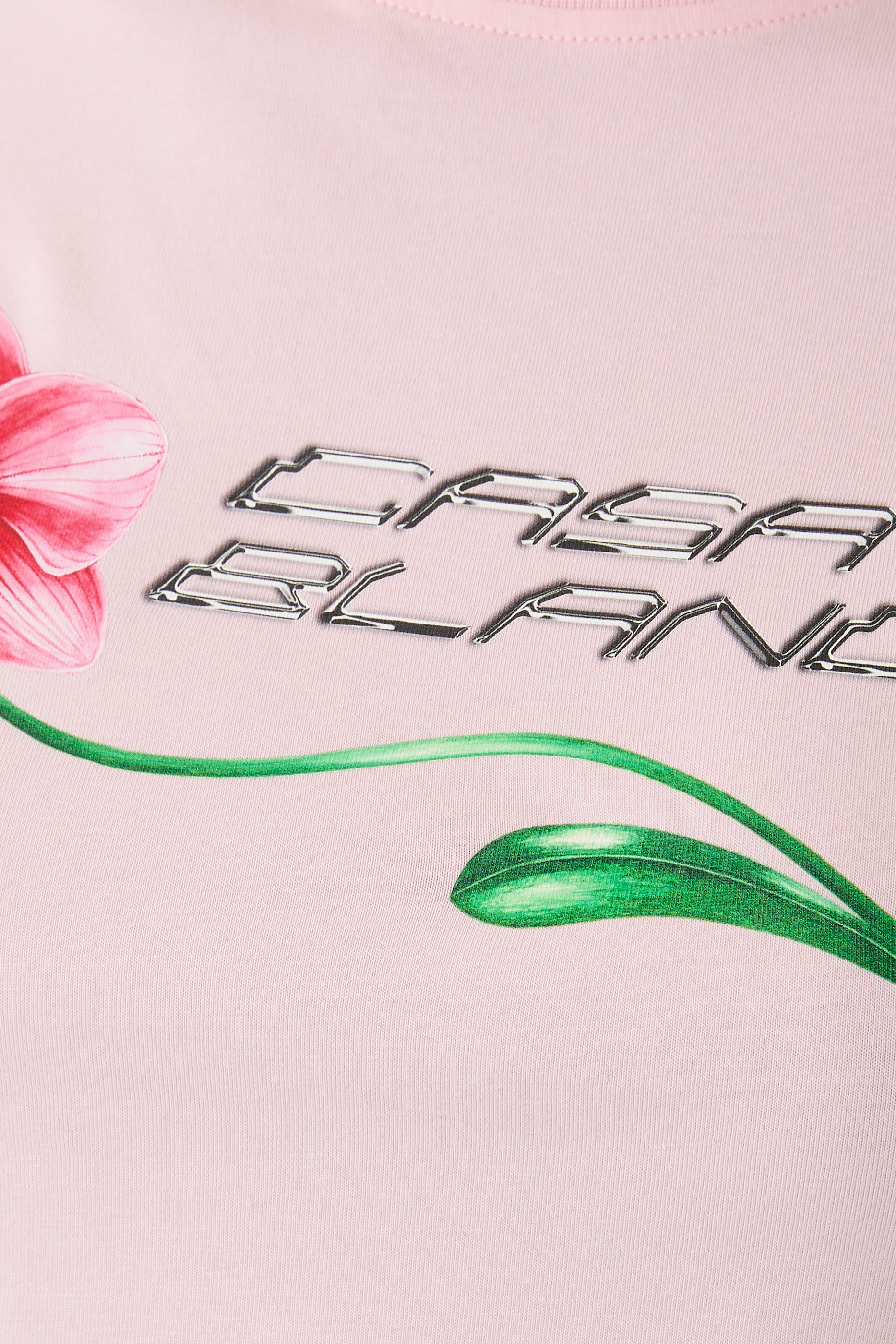 تيشيرت بقصة قصيرة وشعار زهرة الأوركيد