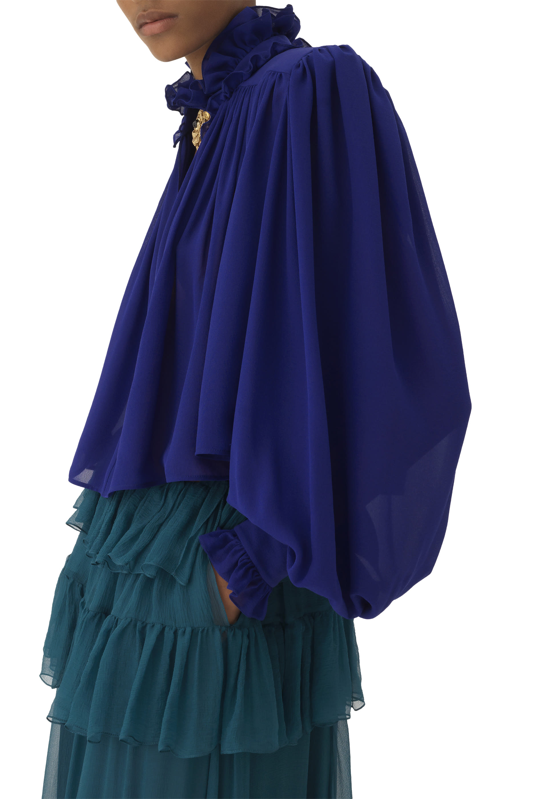 بلوزة طويلة بياقة عالية وكشكش