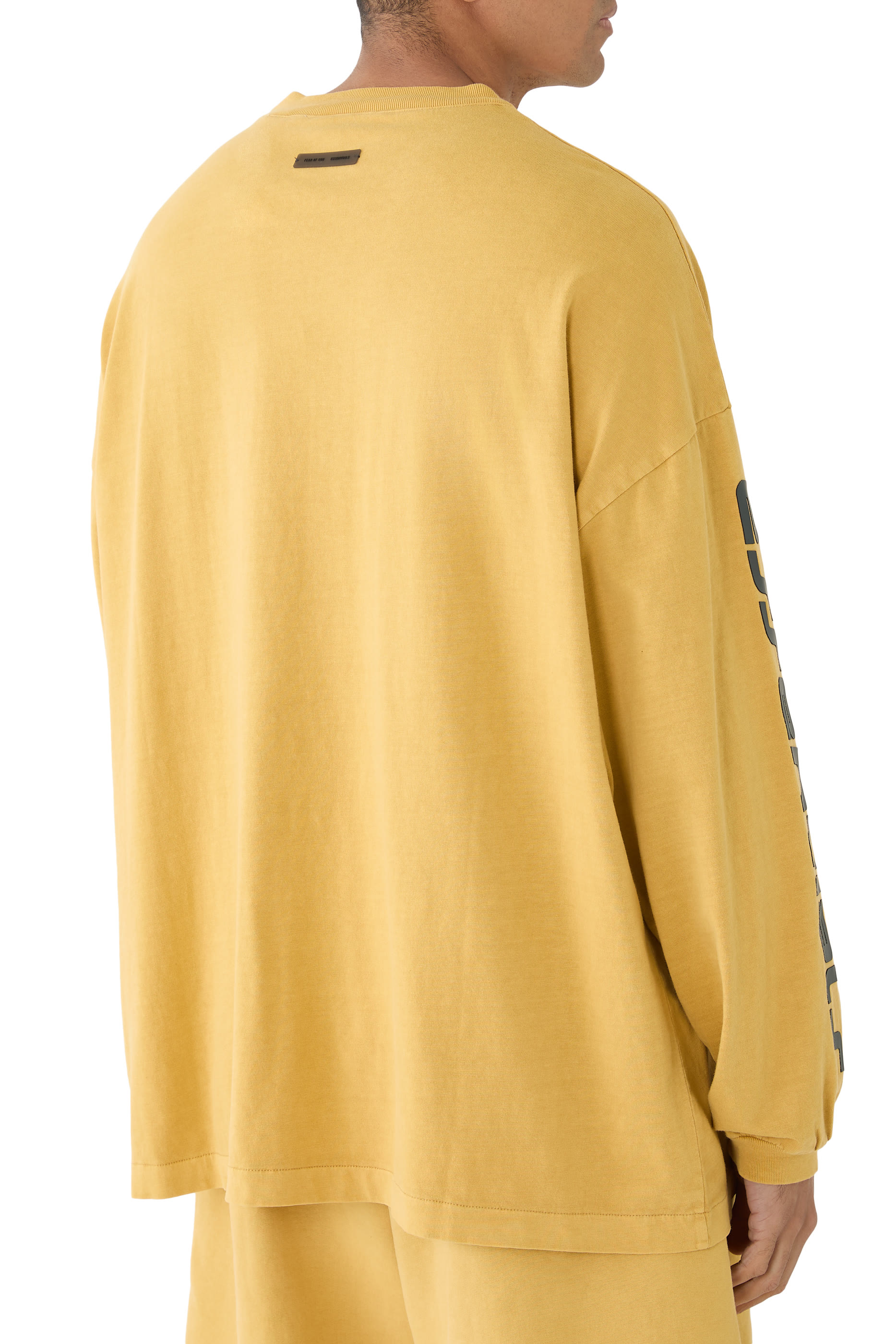 تيشيرت بأكمام طويلة بتصميم من التسعينيات 