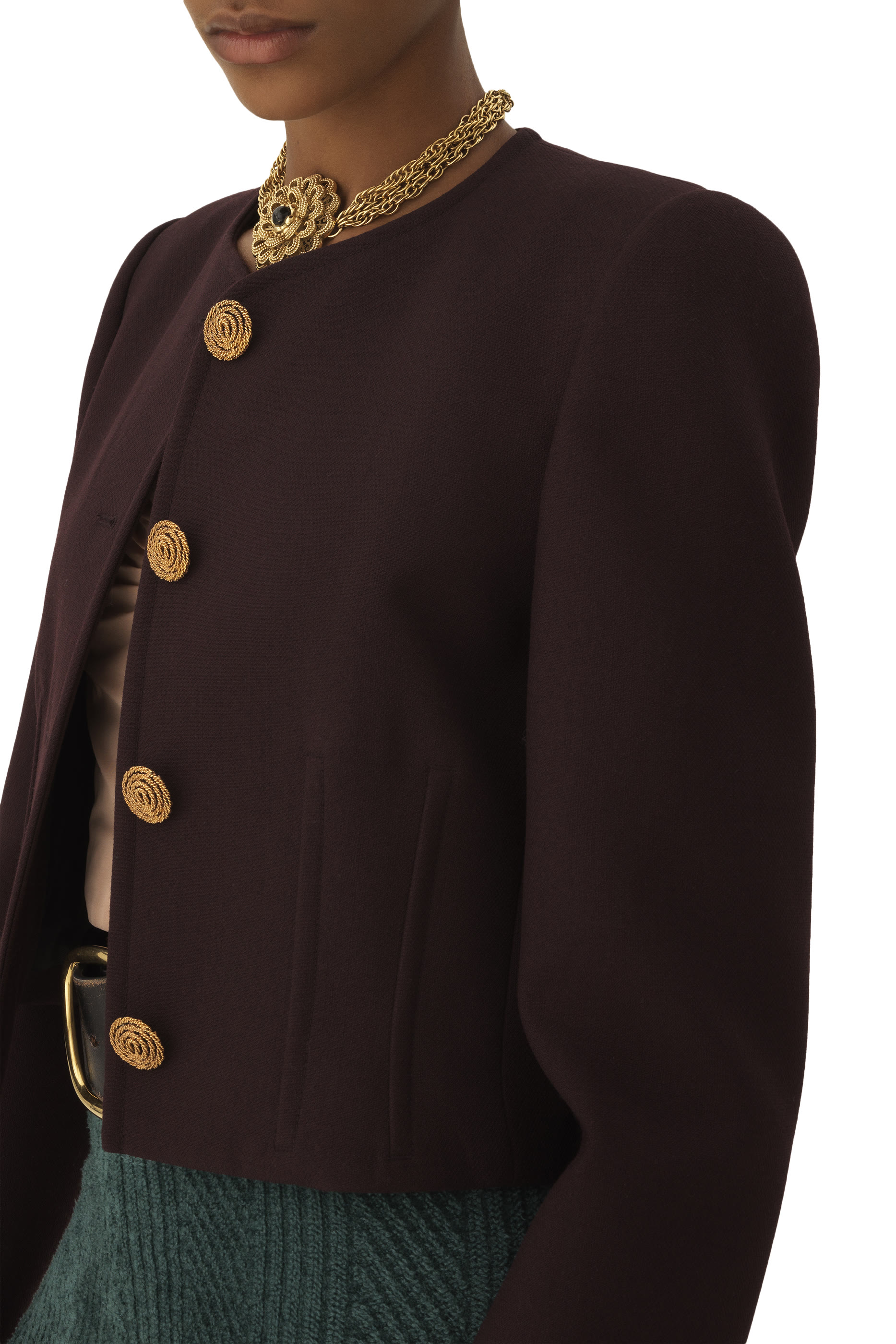 جاكيت قصير بلا ياقة