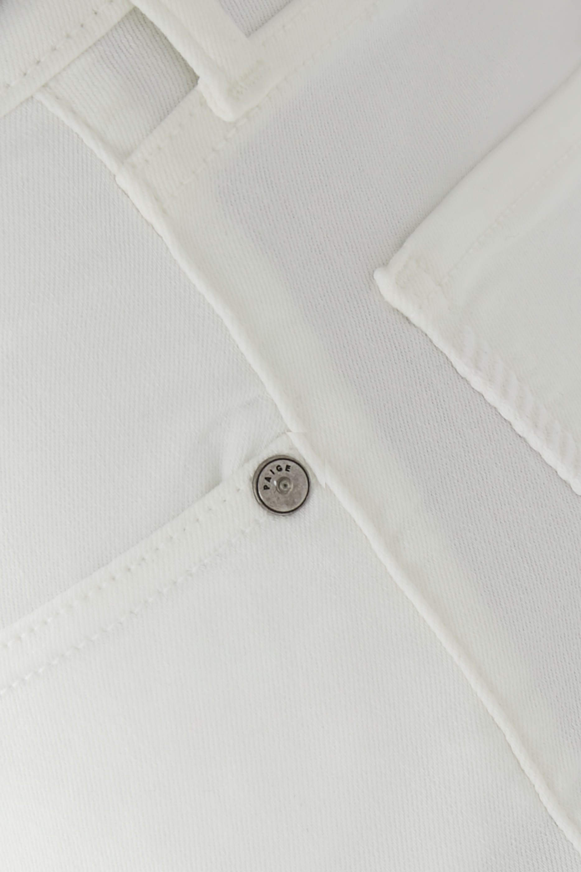 بنطال بقصة ضيقة