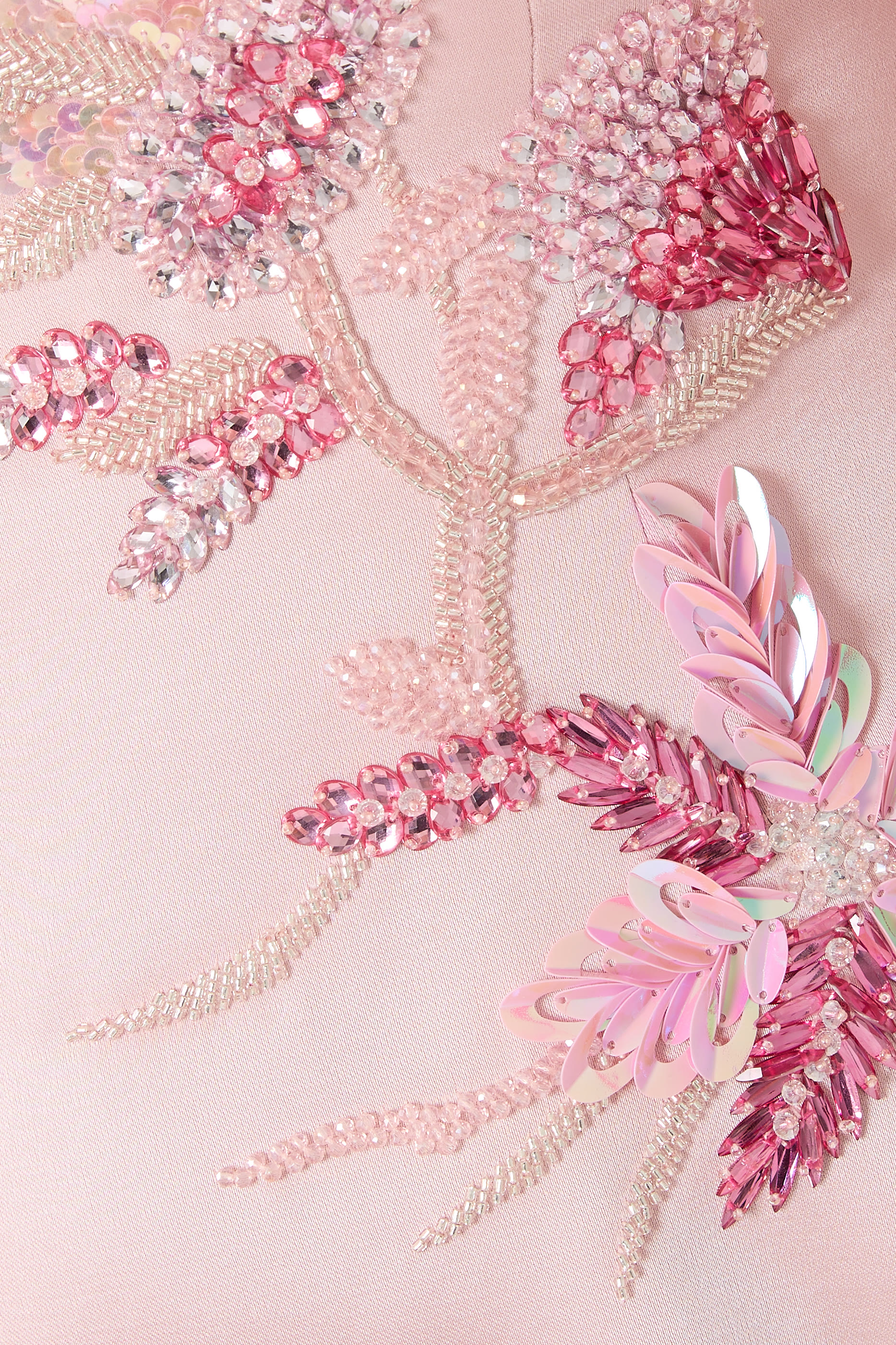 فستان سهرة بكاب وتطريزات