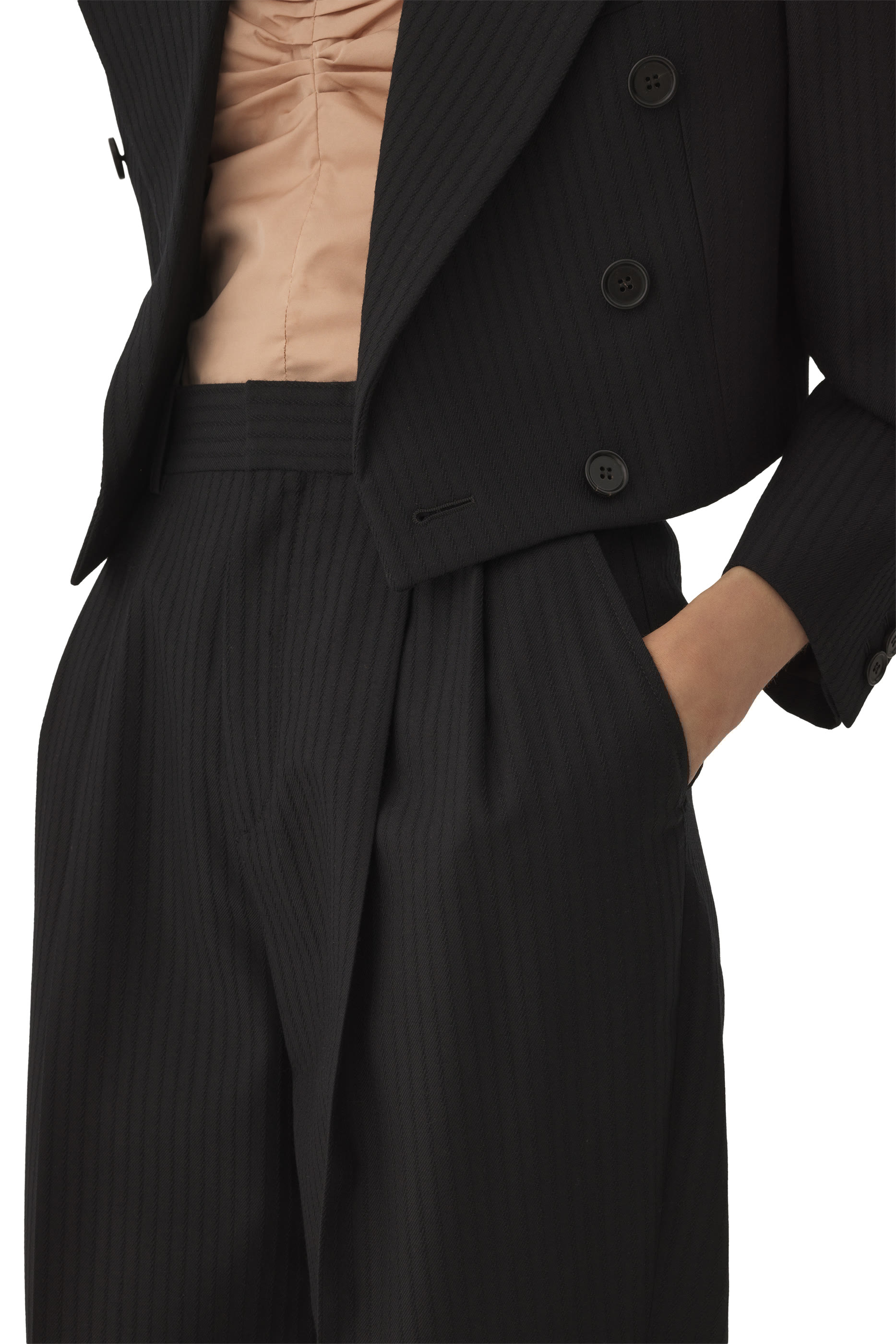 بنطال بقصة واسعة وخصر مرتفع