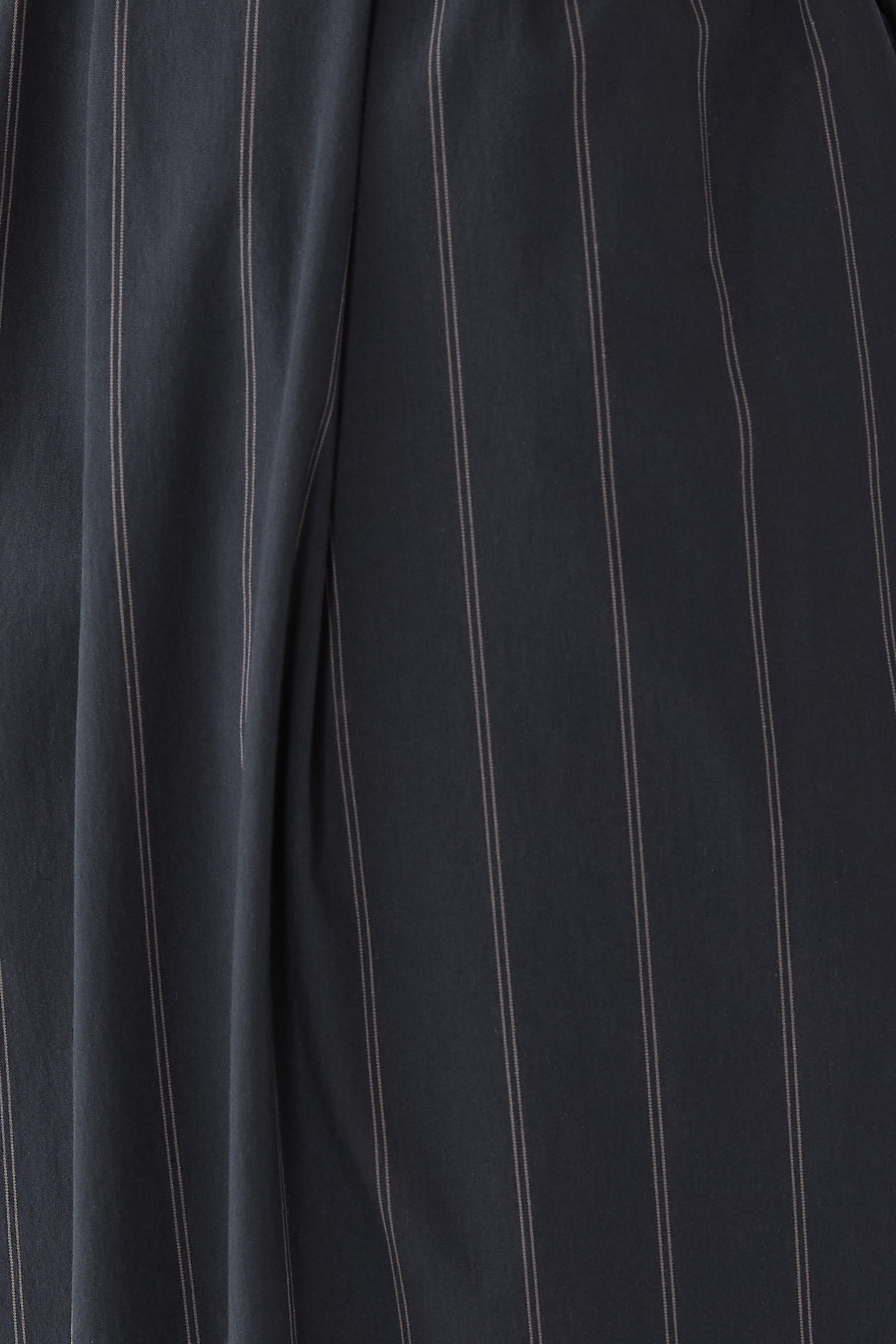 بنطال مخطط بقصة مريحة وطيات