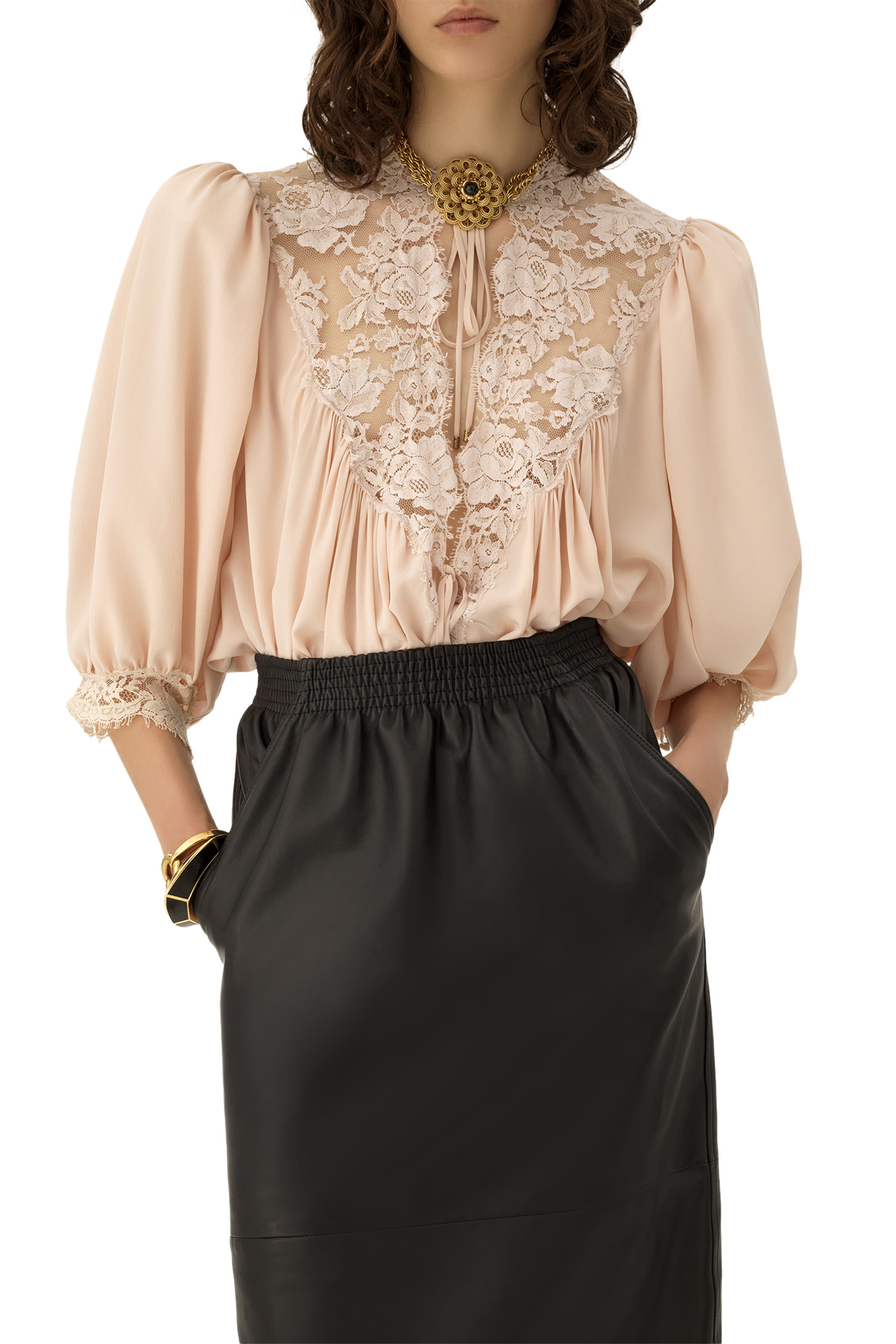 بلوزة بقصة فضفاضة وأكمام منفوخة