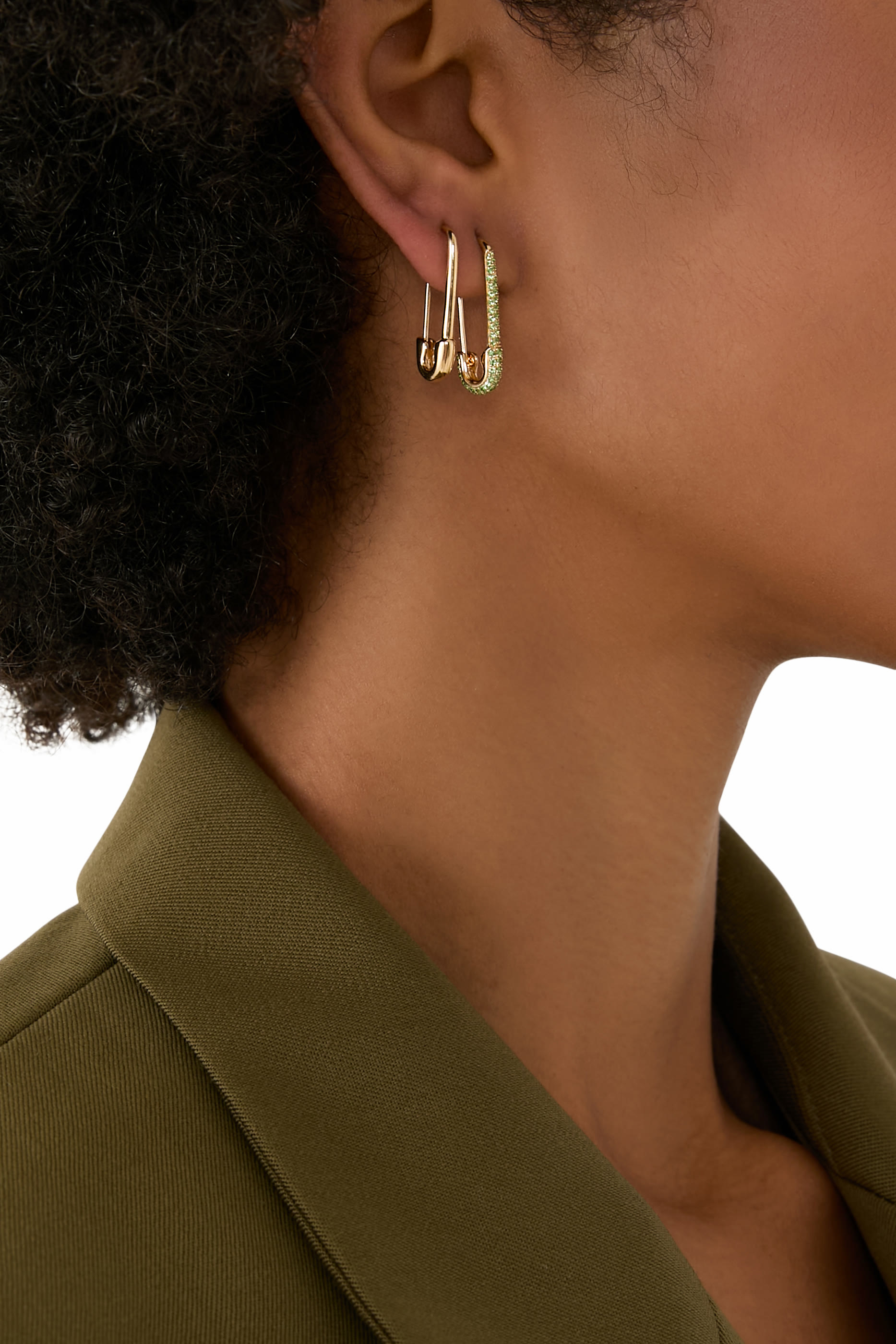 قرط بتصميم دبوس مزين بالماس والتسافوريت، ذهب أصفر عيار 18