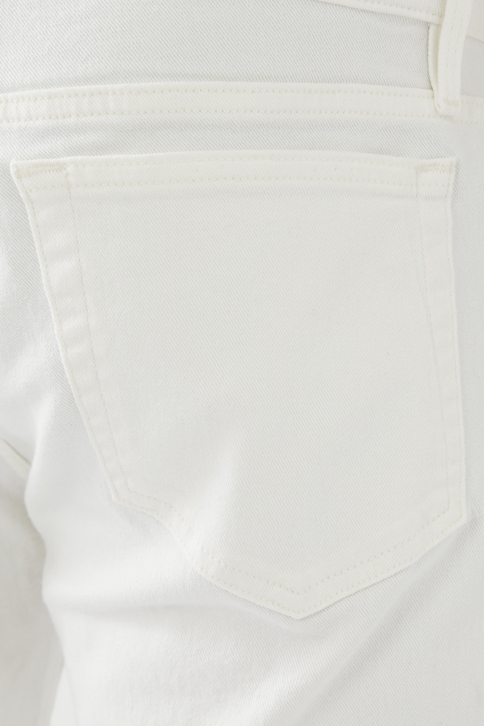 بنطال جينز لوم بقصة ضيقة