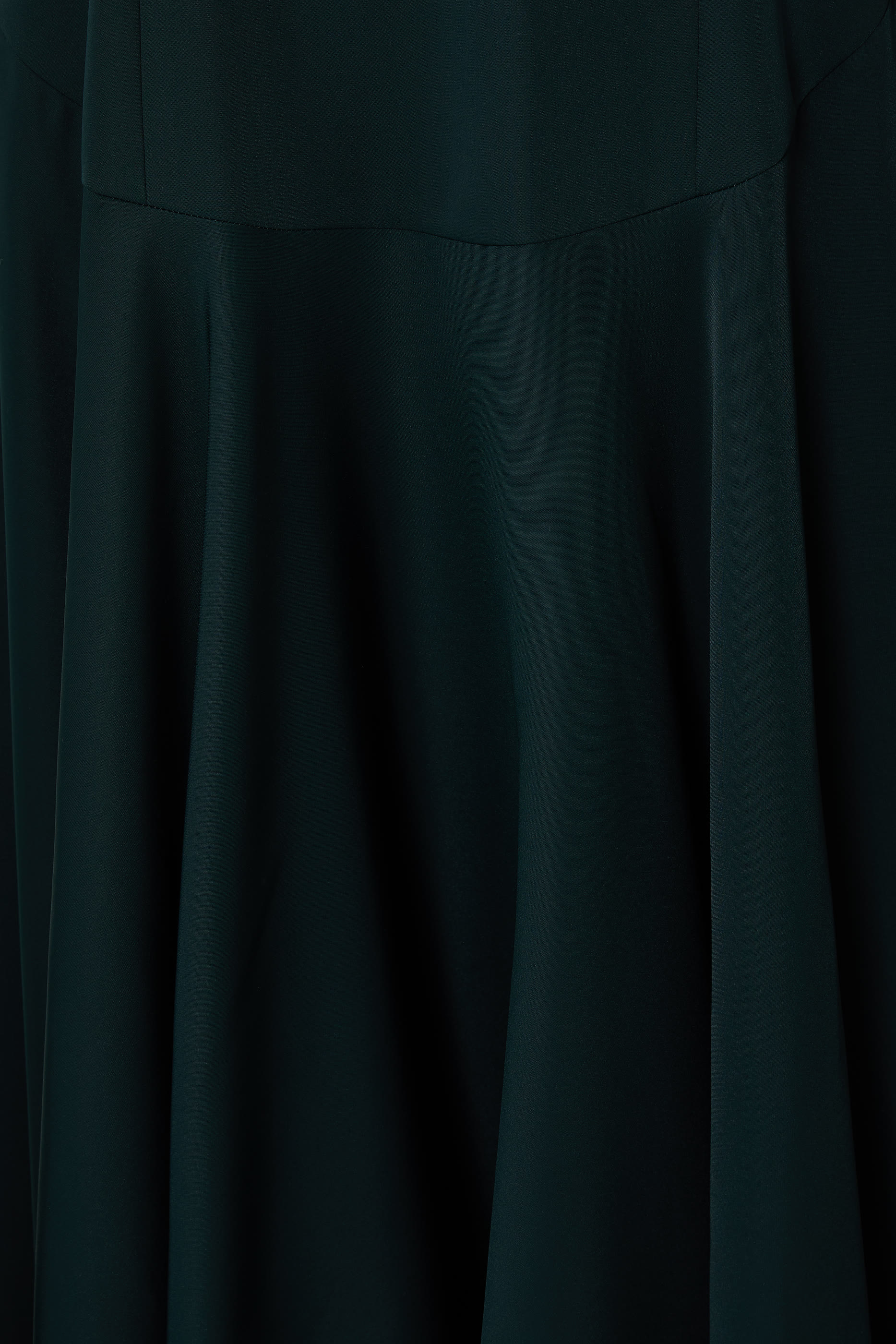 فستان سهرة بأكتاف مكشوفة وأكمام كريب