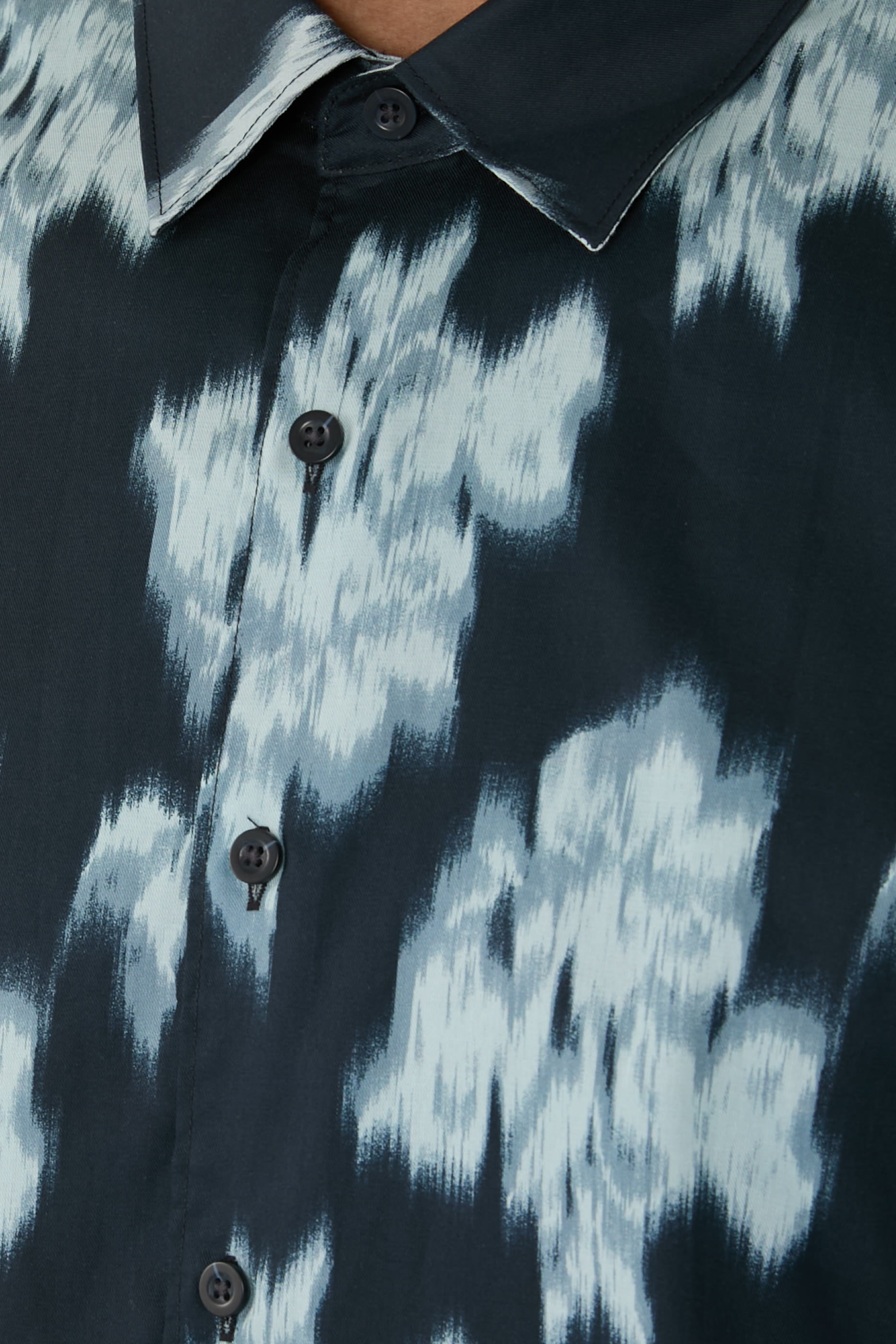 قميص بأكمام قصيرة وأزرار ونقشة زهور باهتة