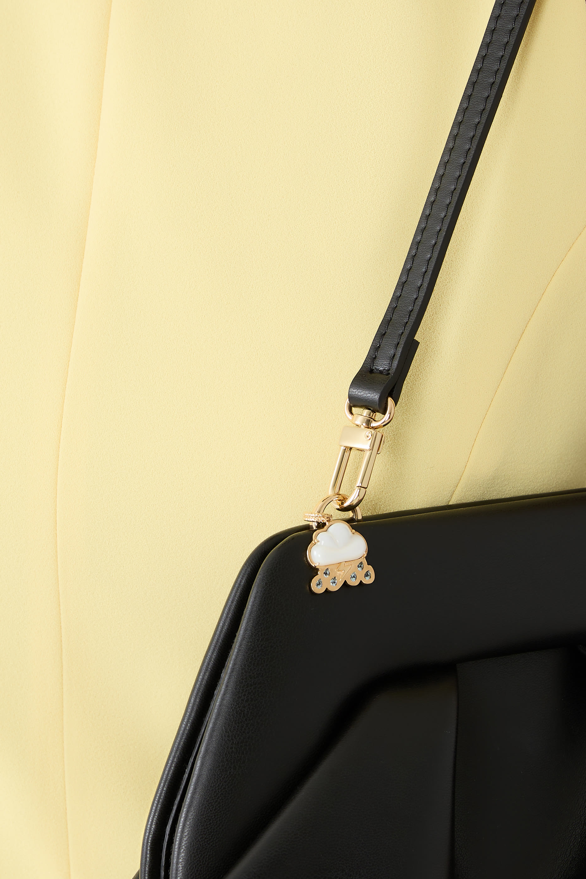 حلية بتصميم غيمة لامعة مرصعة بعرق اللؤلؤ، ذهب أصفر عيار 18