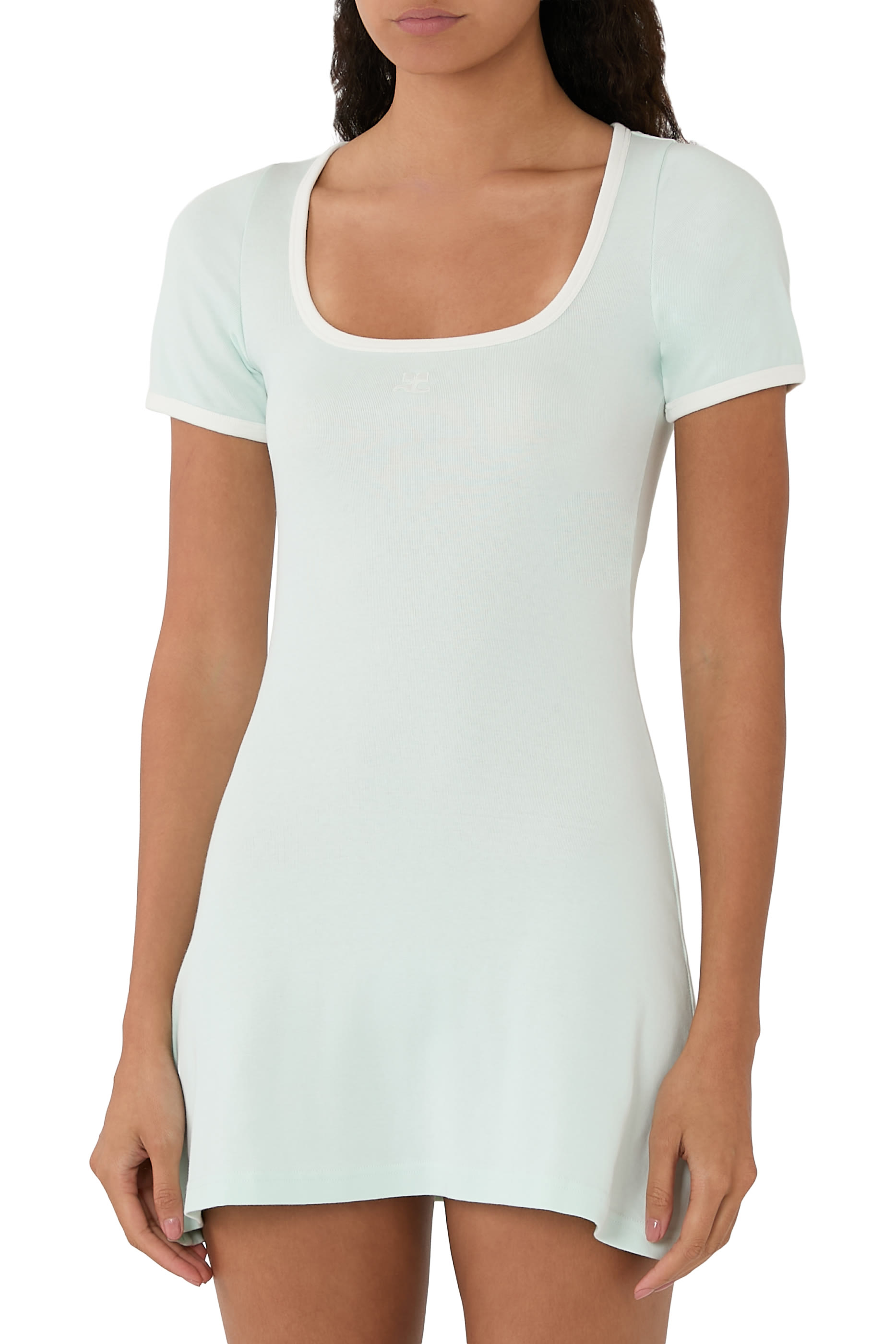 فستان قصير بتصميم متباين