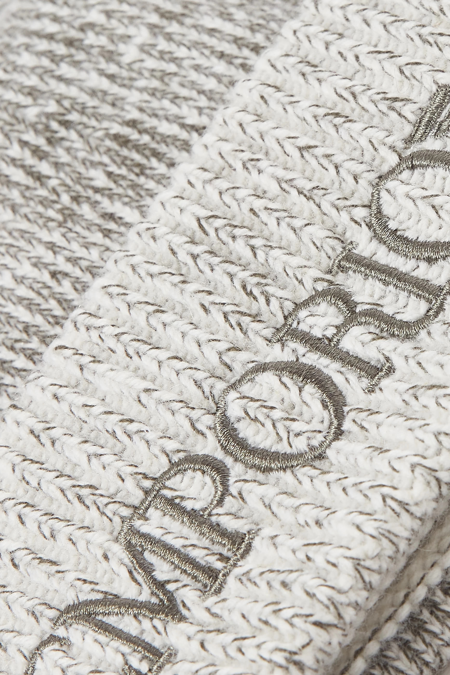 قبعة بيني بتطريز شعار الماركة