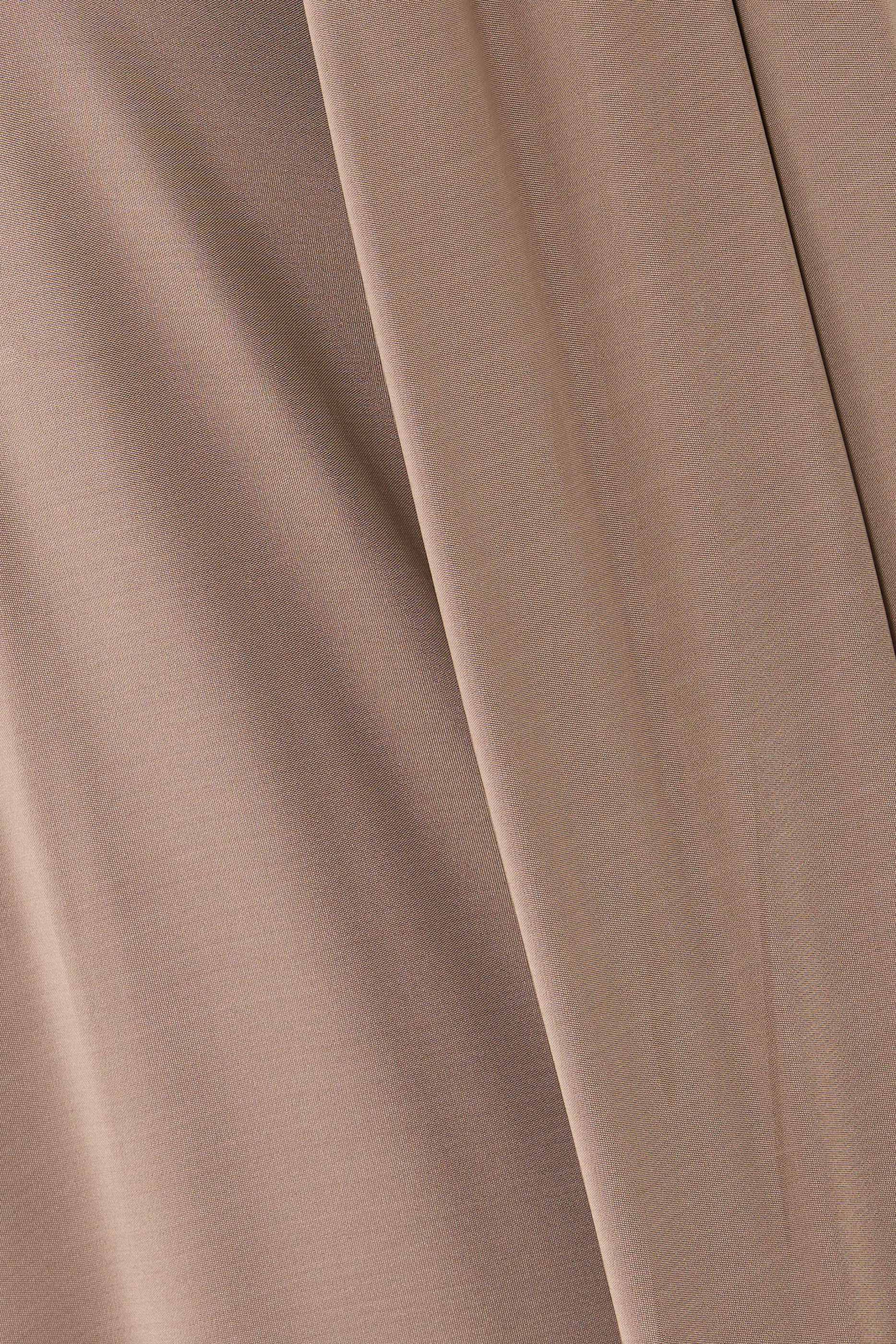 فستان بقصة مريحة ووشاح