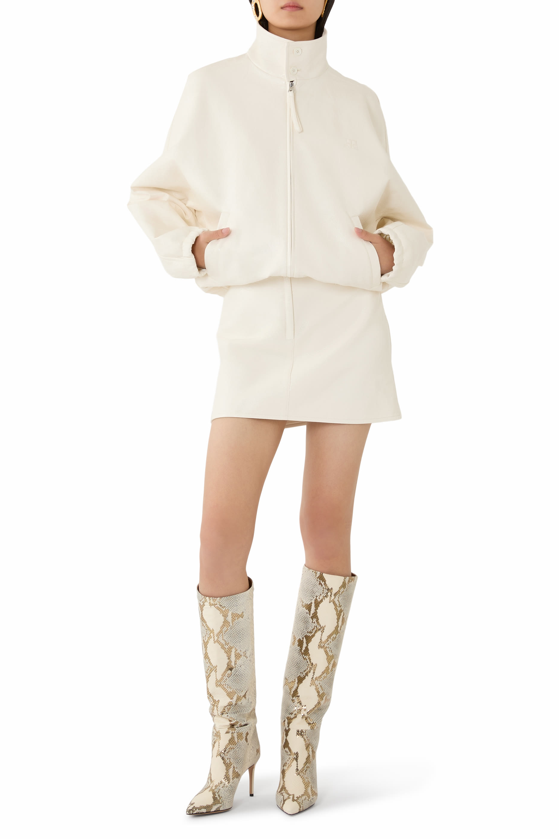 تنورة فينيل قصيرة