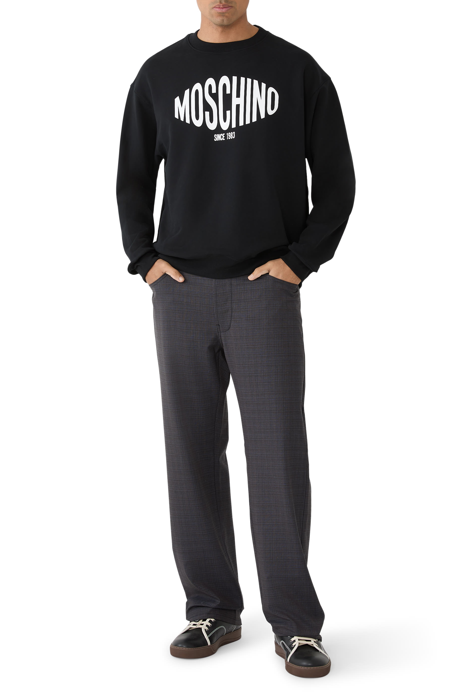 سويت شيرت بياقة ضيقة بشعار الماركة