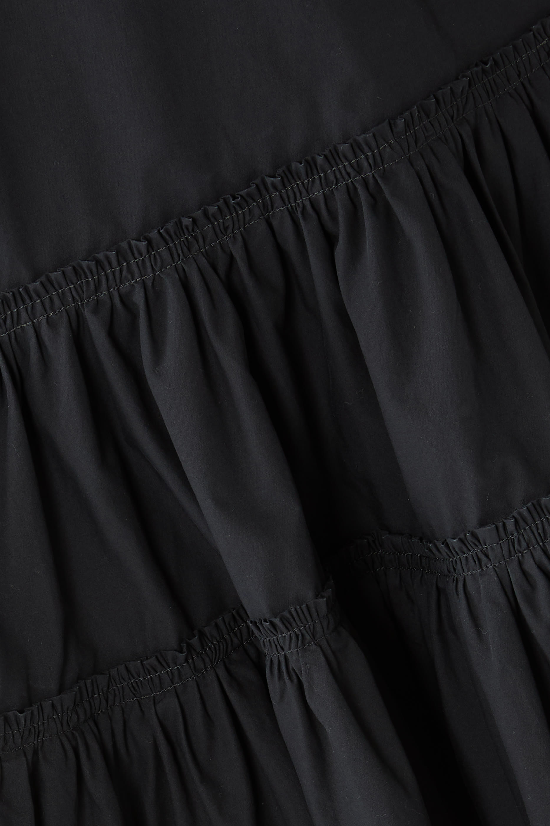 فستان مزين بكشكش