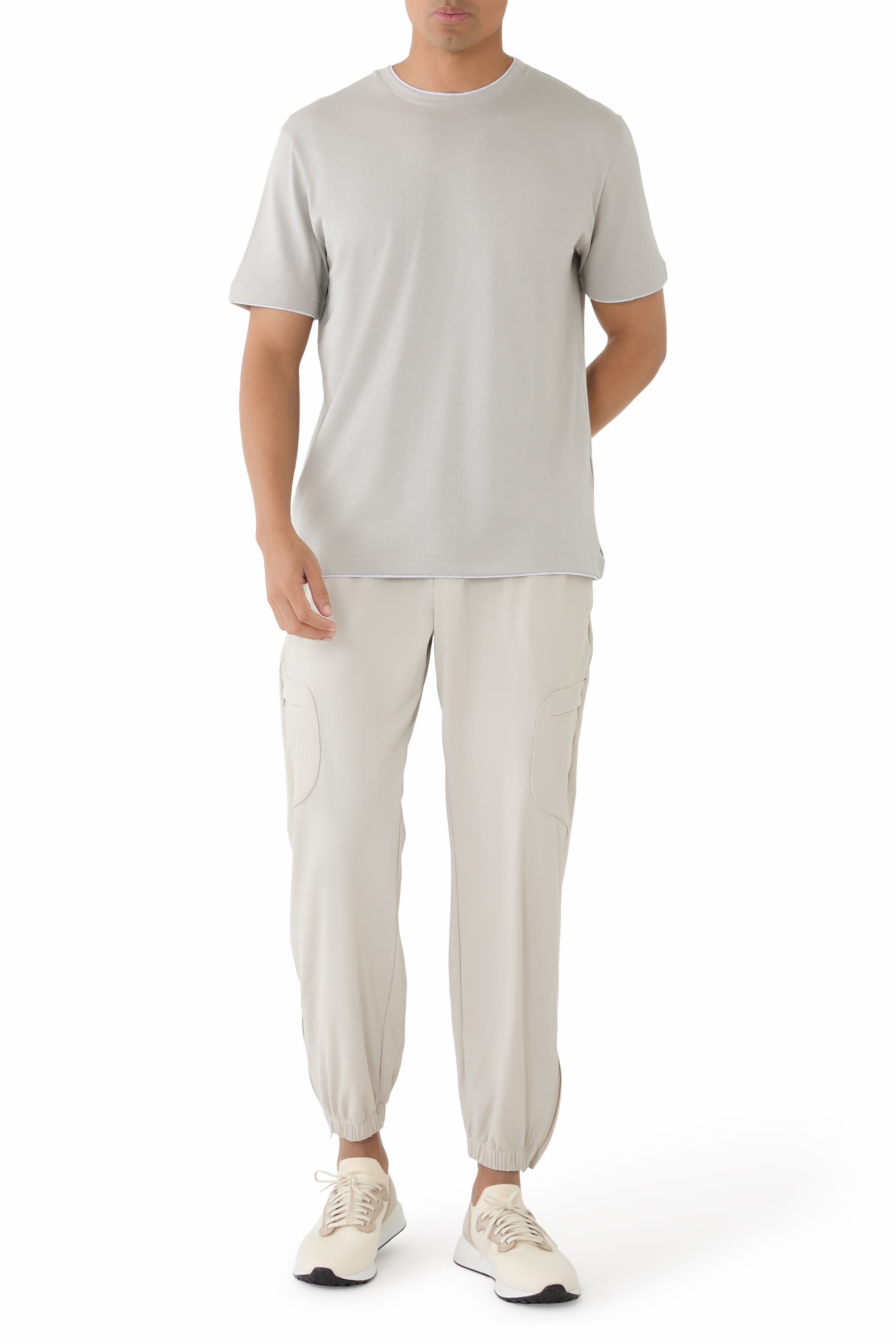 تيشيرت بياقة ضيقة