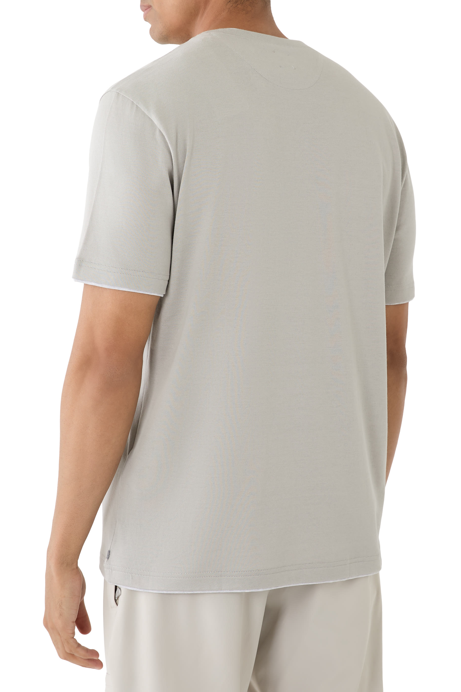 تيشيرت بياقة ضيقة