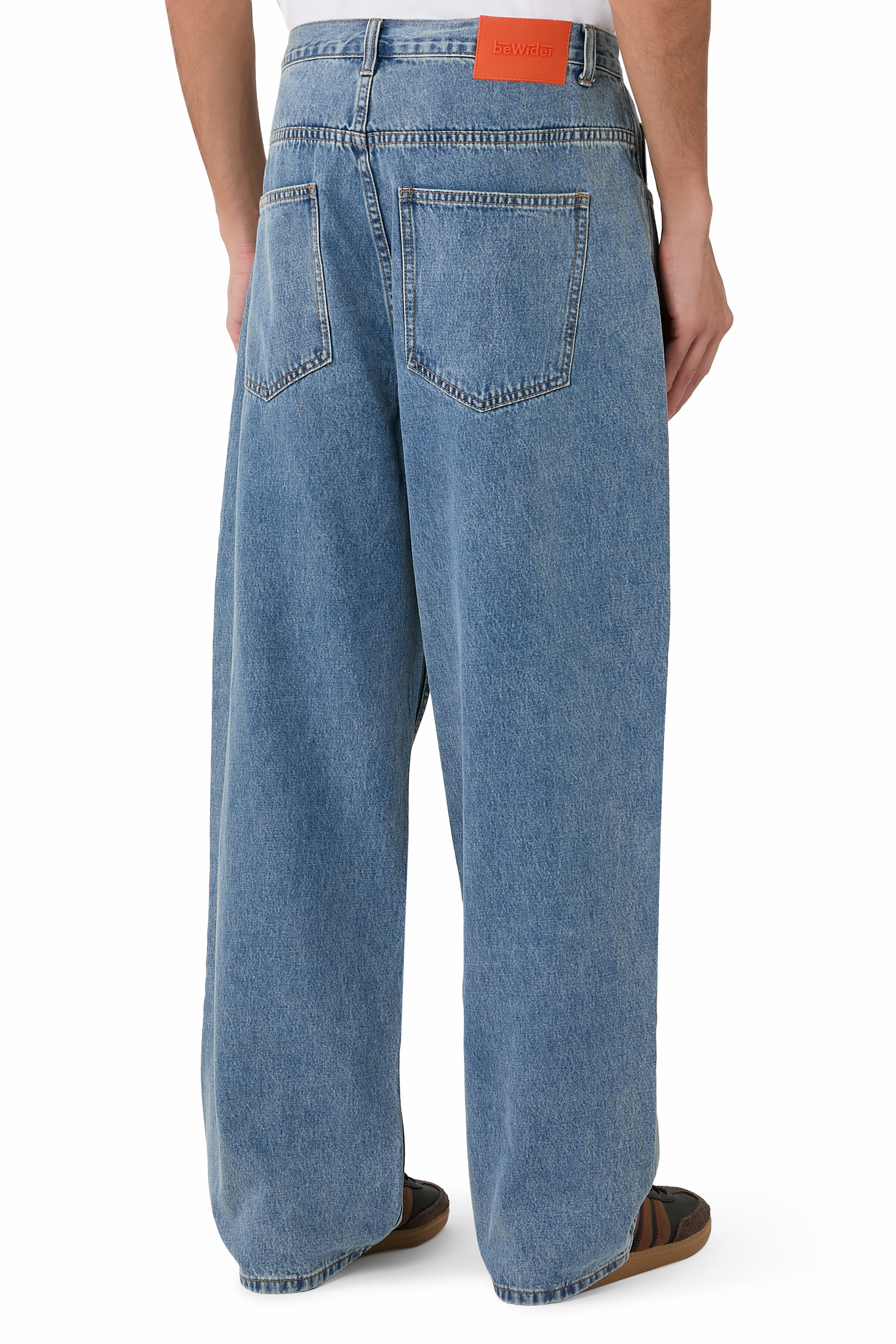 بنطال جينز بقصة واسعة