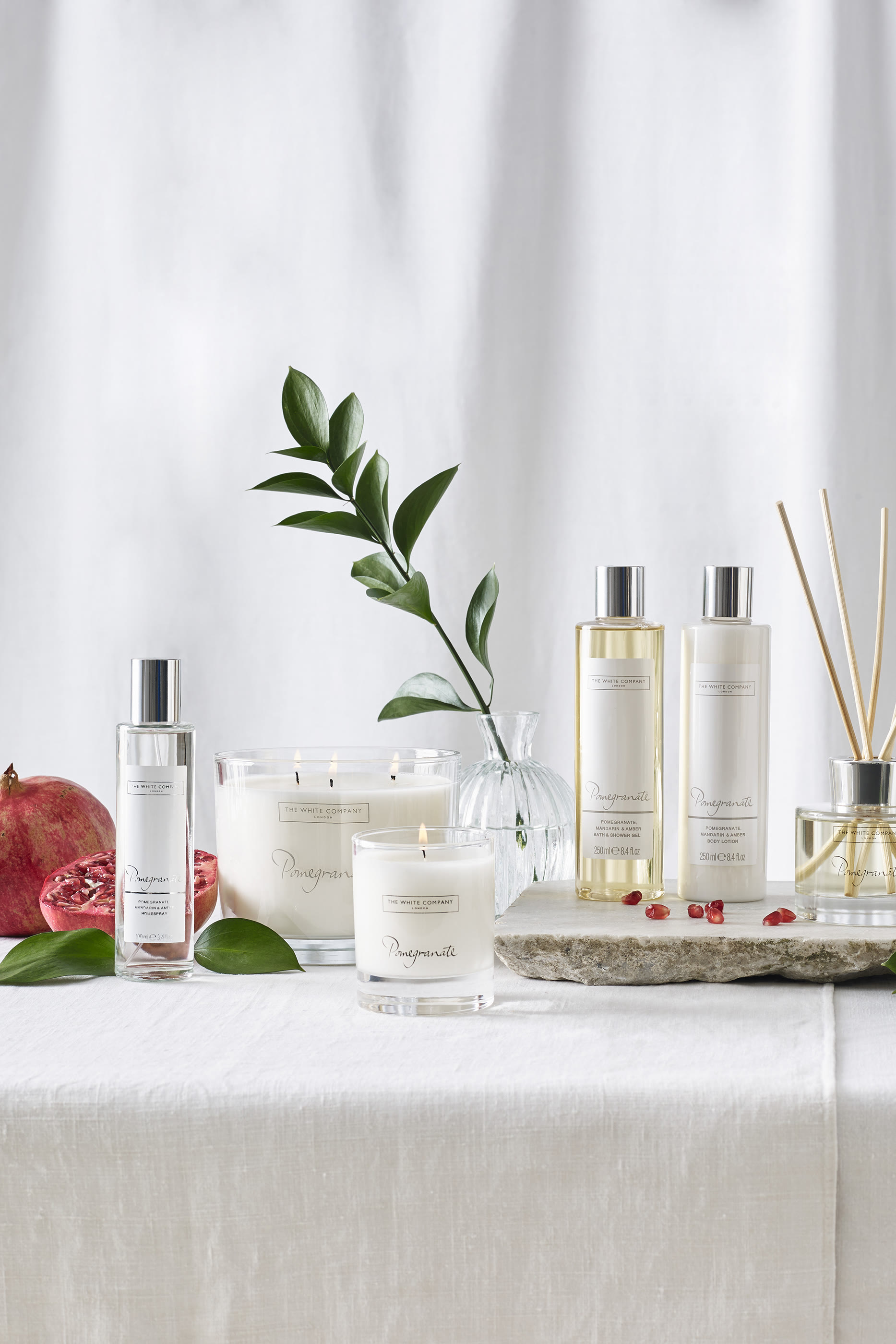 شمعة كبيرة معطرة بعبير الرمان