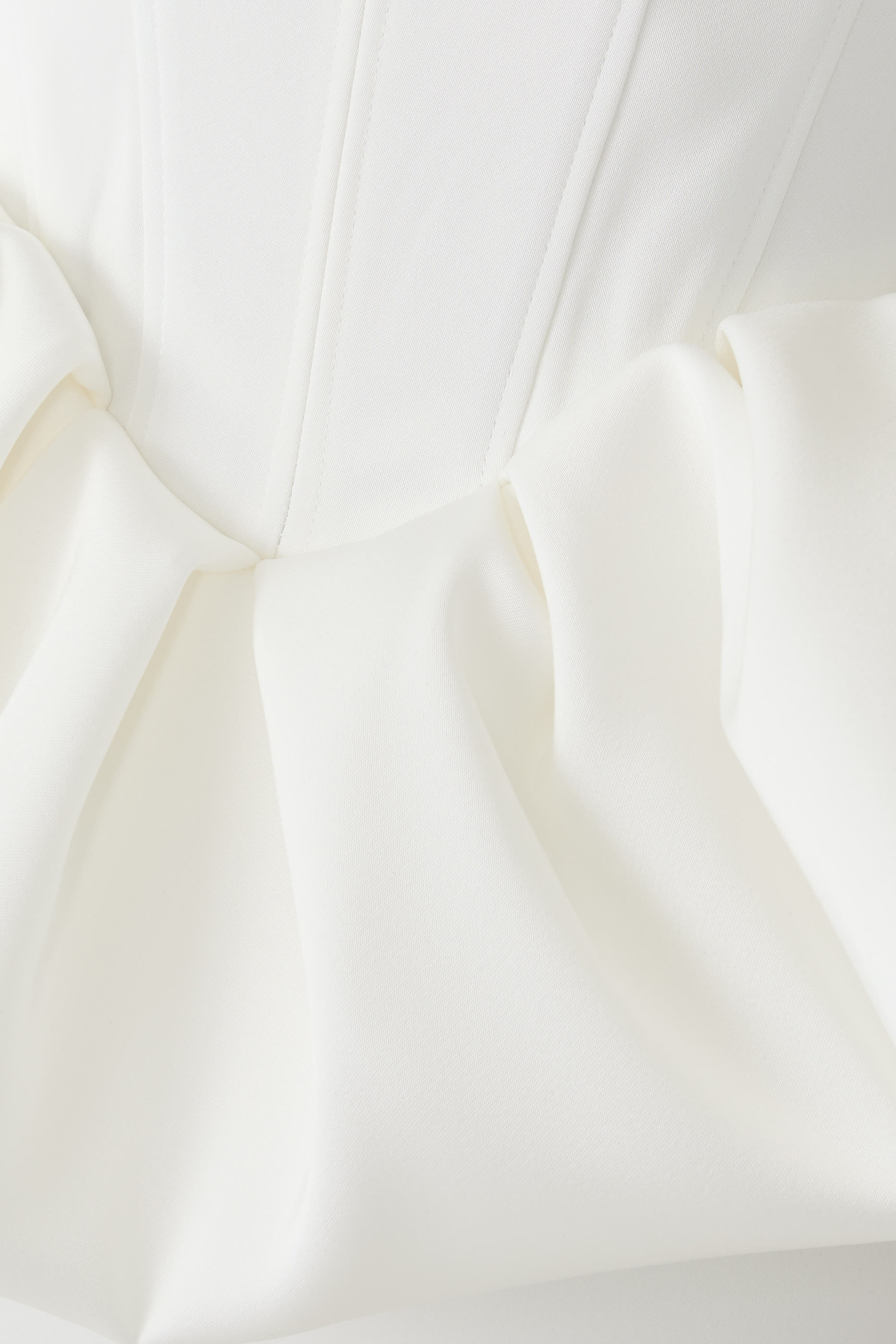 فستان متوسط الطول بصدرية بنمط مشد بحافة جرس