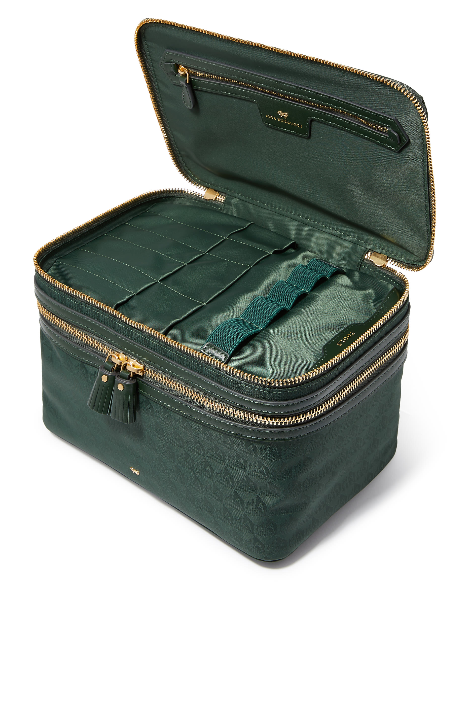 حقيبة بشعار الماركة لمجموعة مستحضرات التجميل