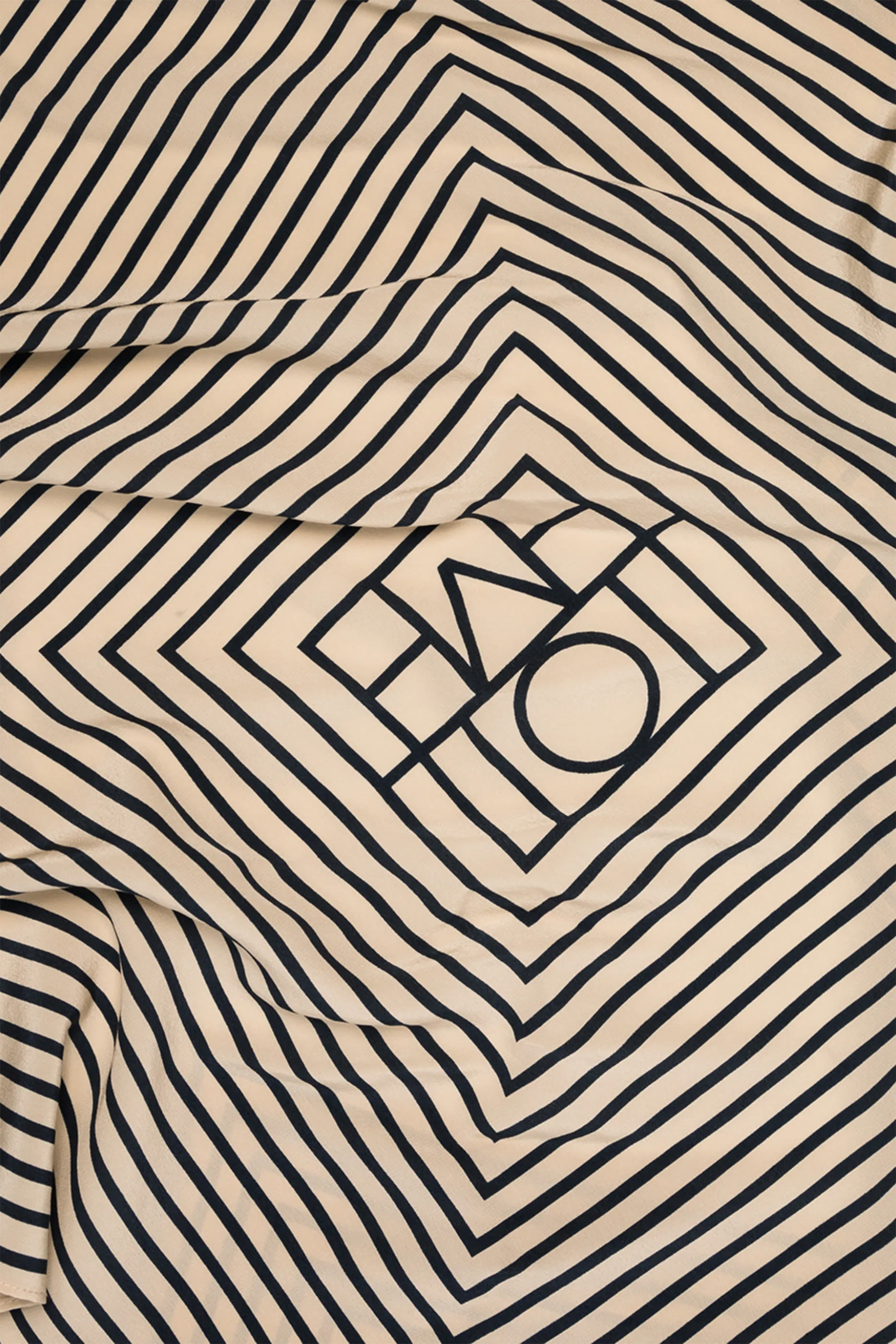 وشاح بنقشة حروف شعار الماركة حرير