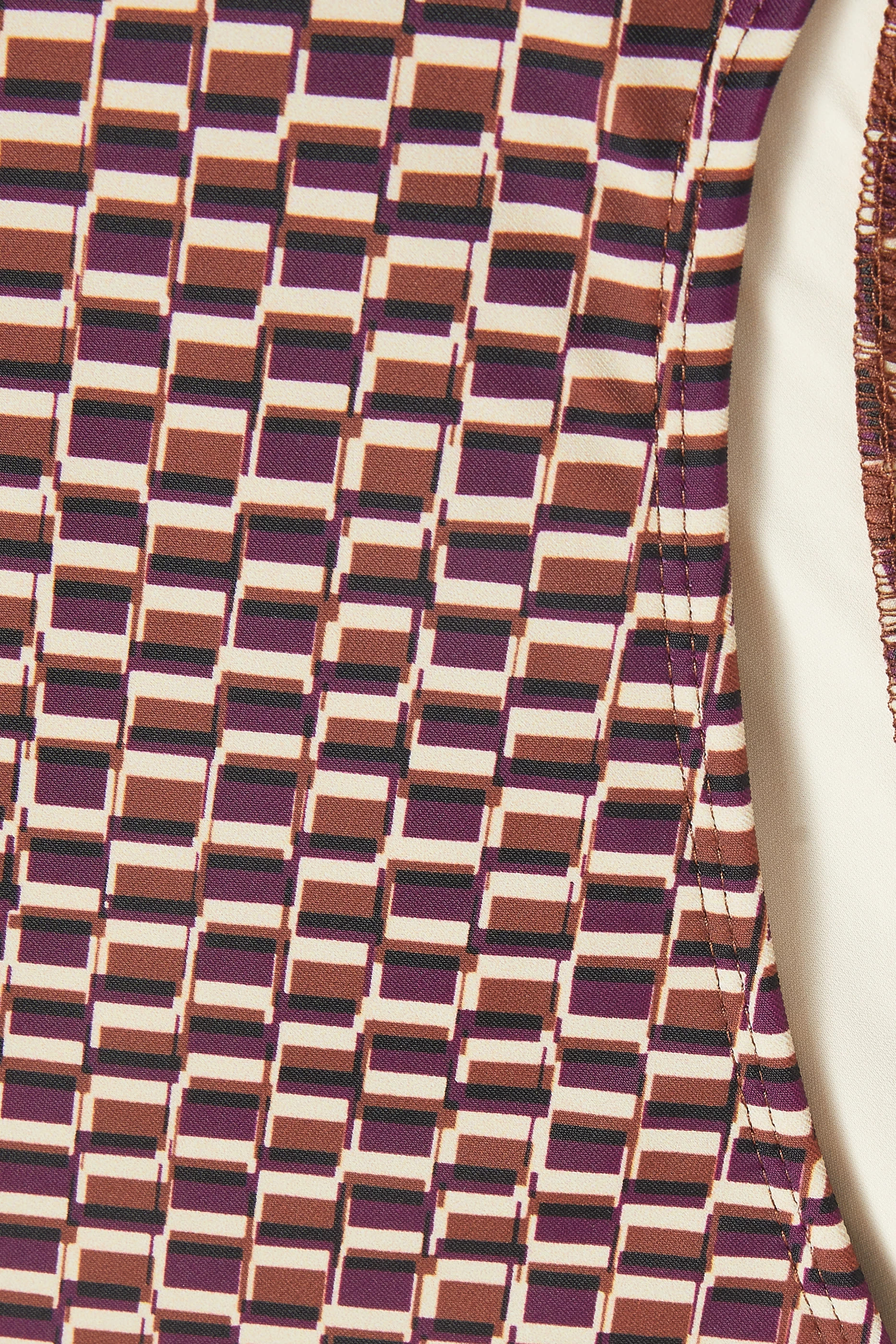 بدلة سباحة كان بتصميم قطعة واحدة بنقشة