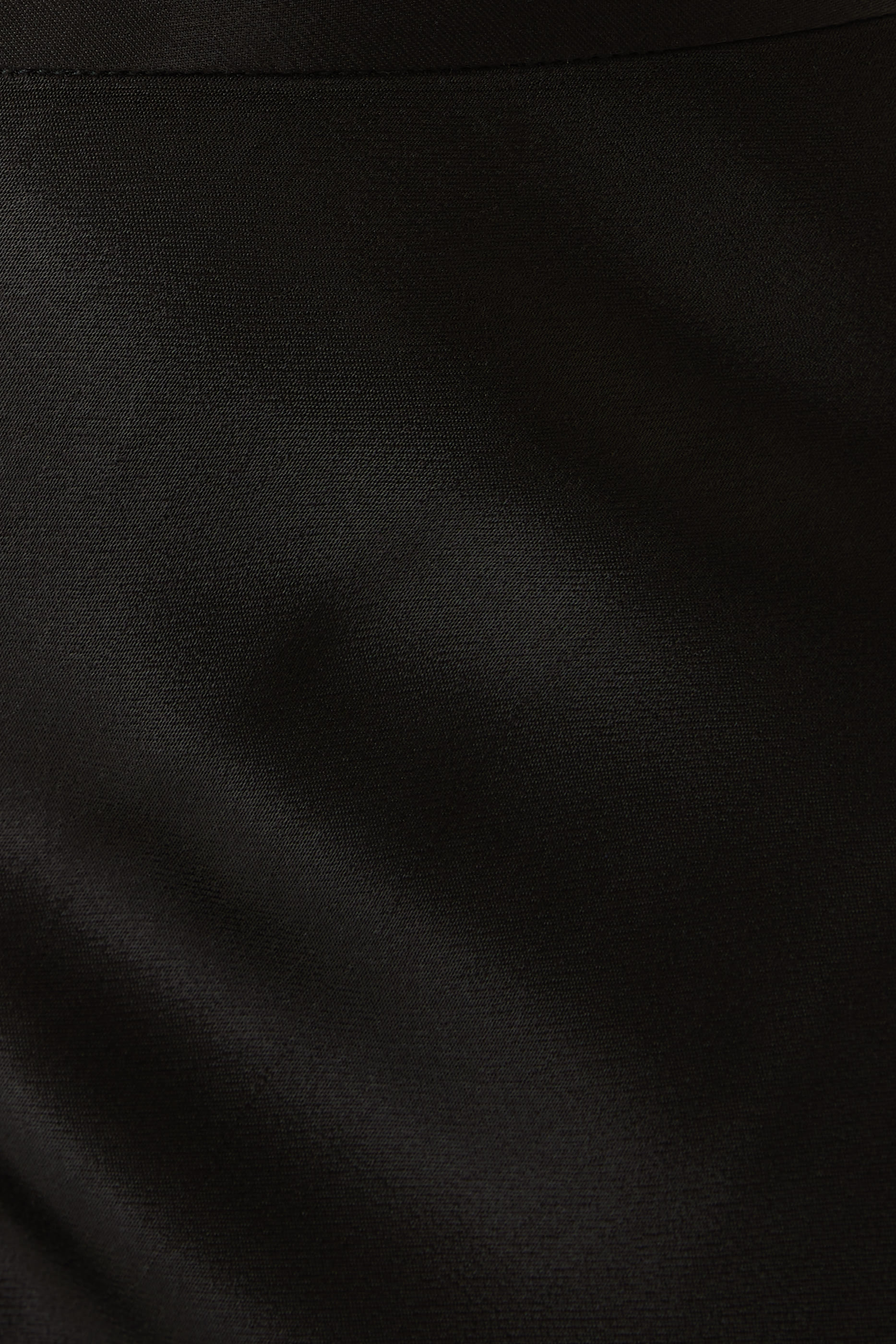 بنطال لا لون بقصة مائلة