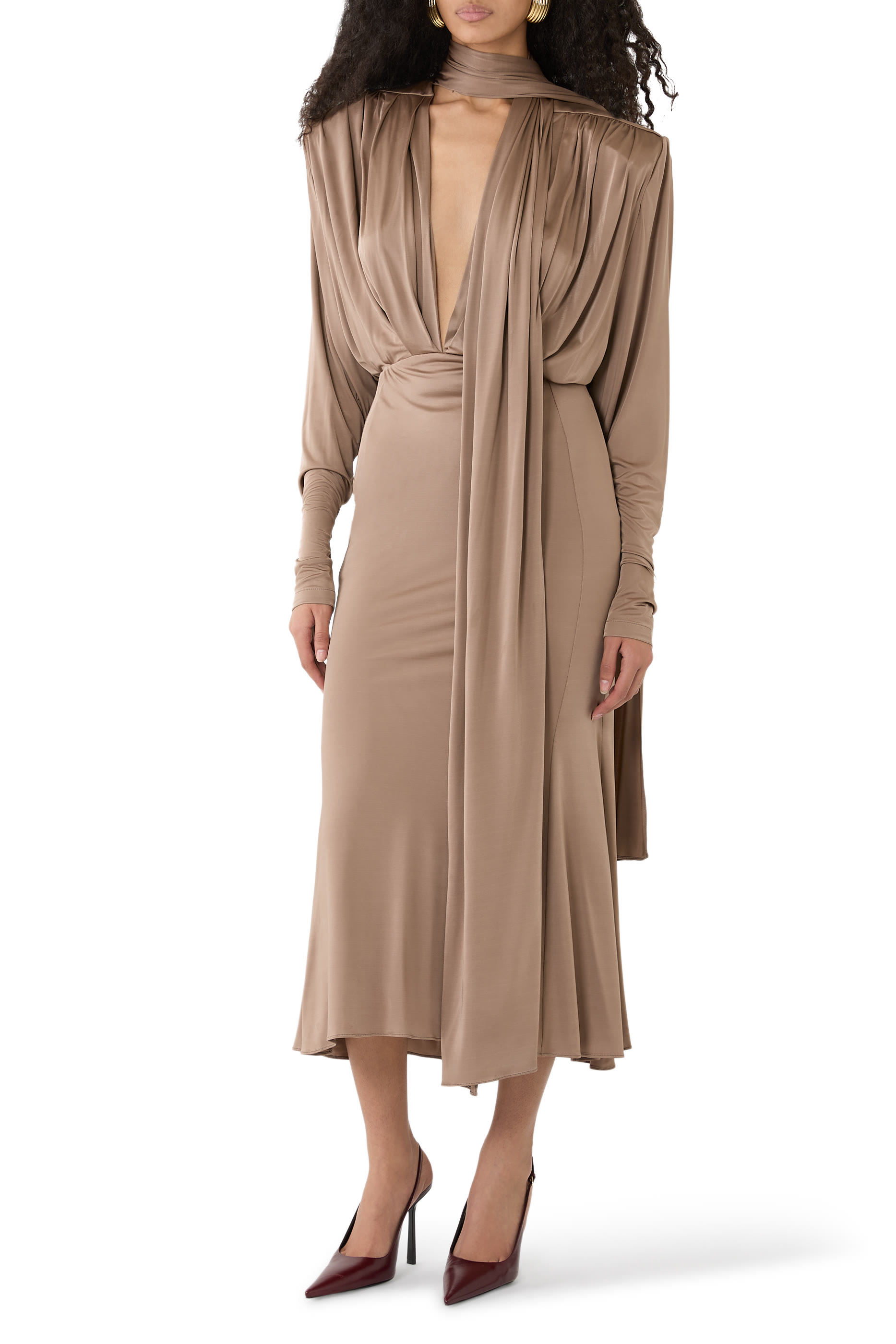 فستان بقصة مريحة ووشاح