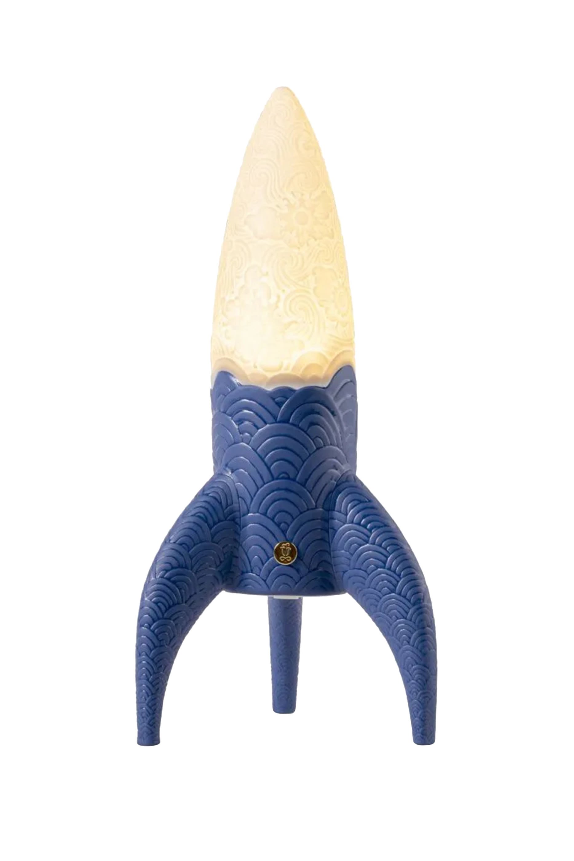 مصباح بتصميم صاروخ فضائي لاسلكي