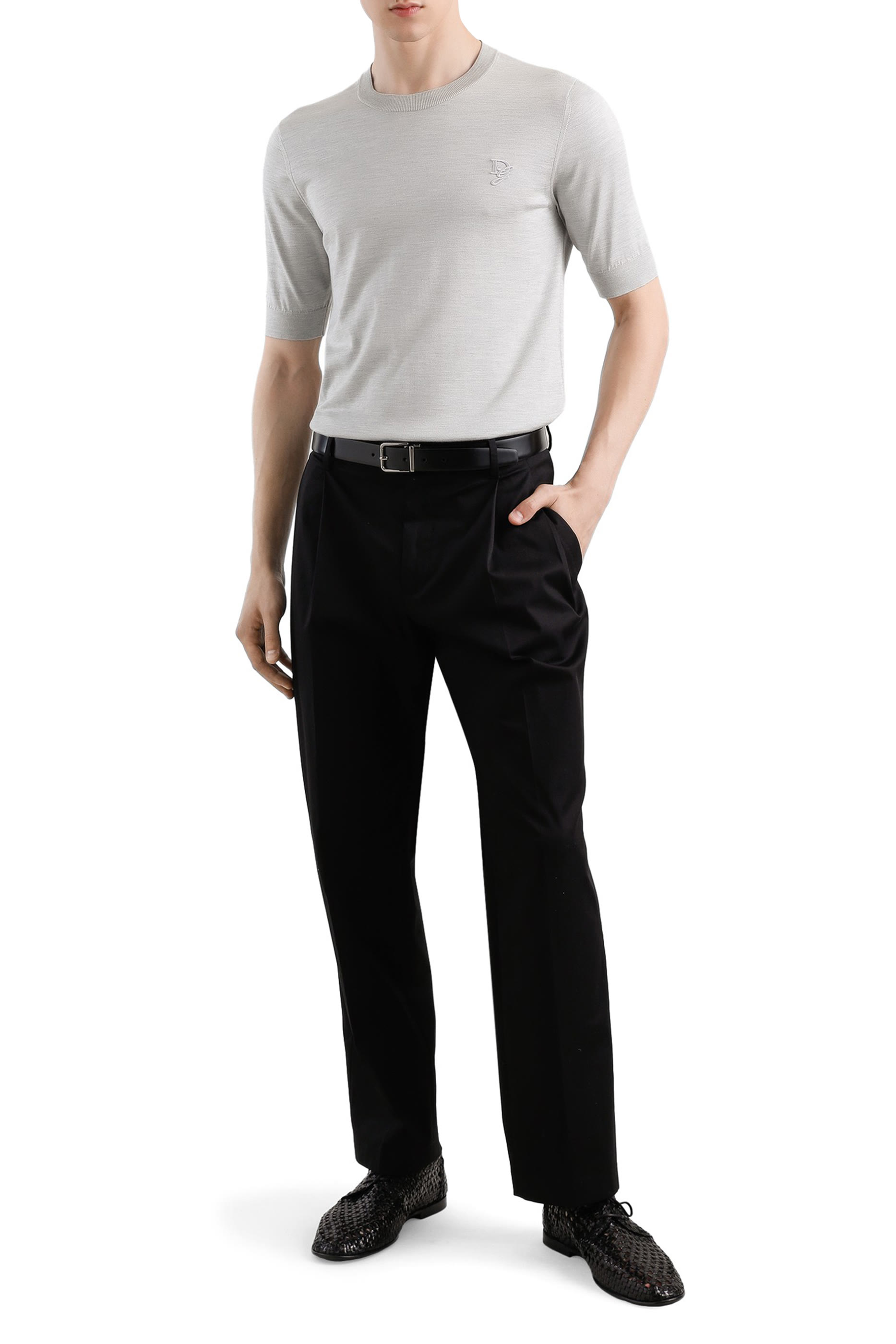 كنزة بياقة مستديرة وشعار الماركة المطرز حرير