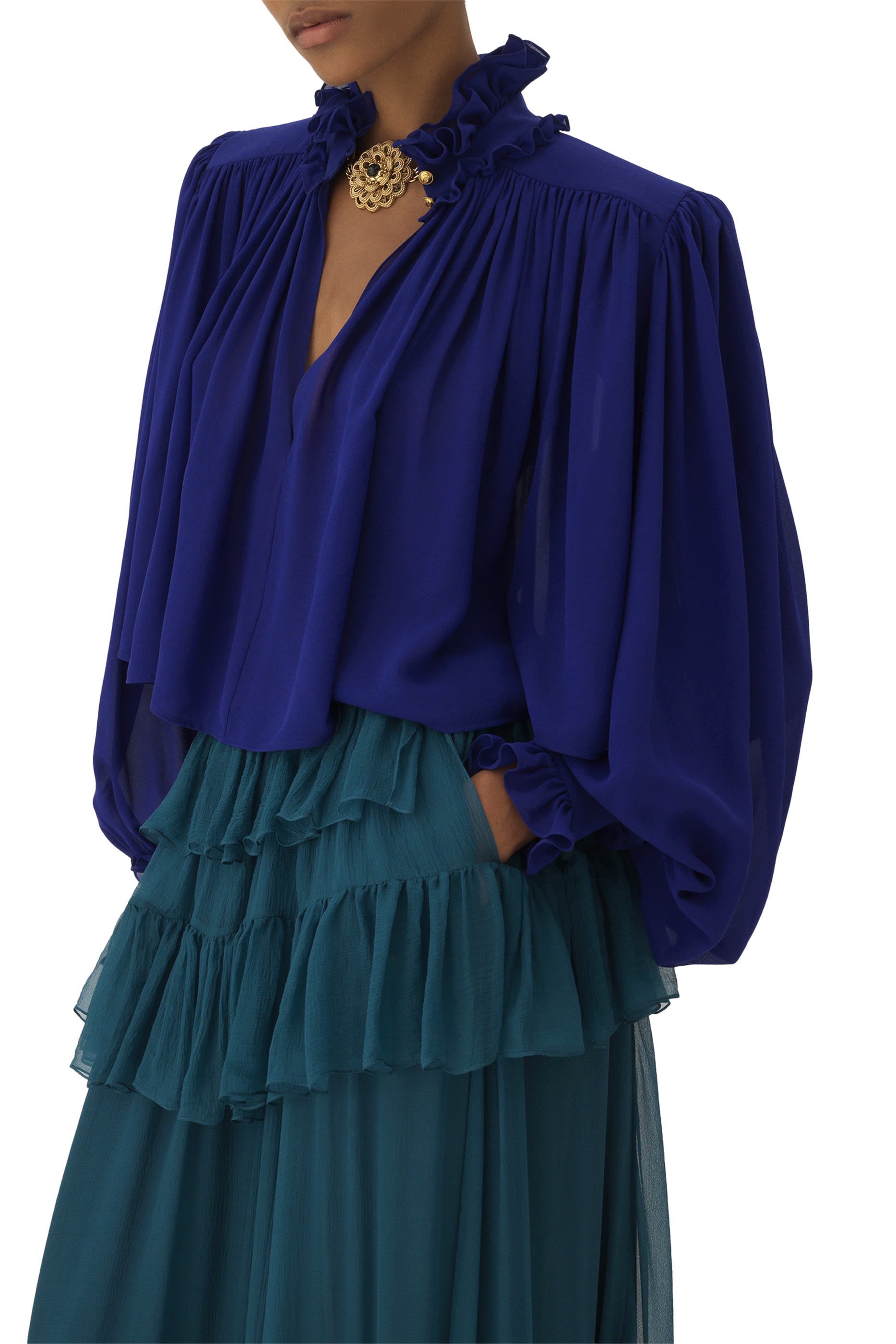 بلوزة طويلة بياقة عالية وكشكش