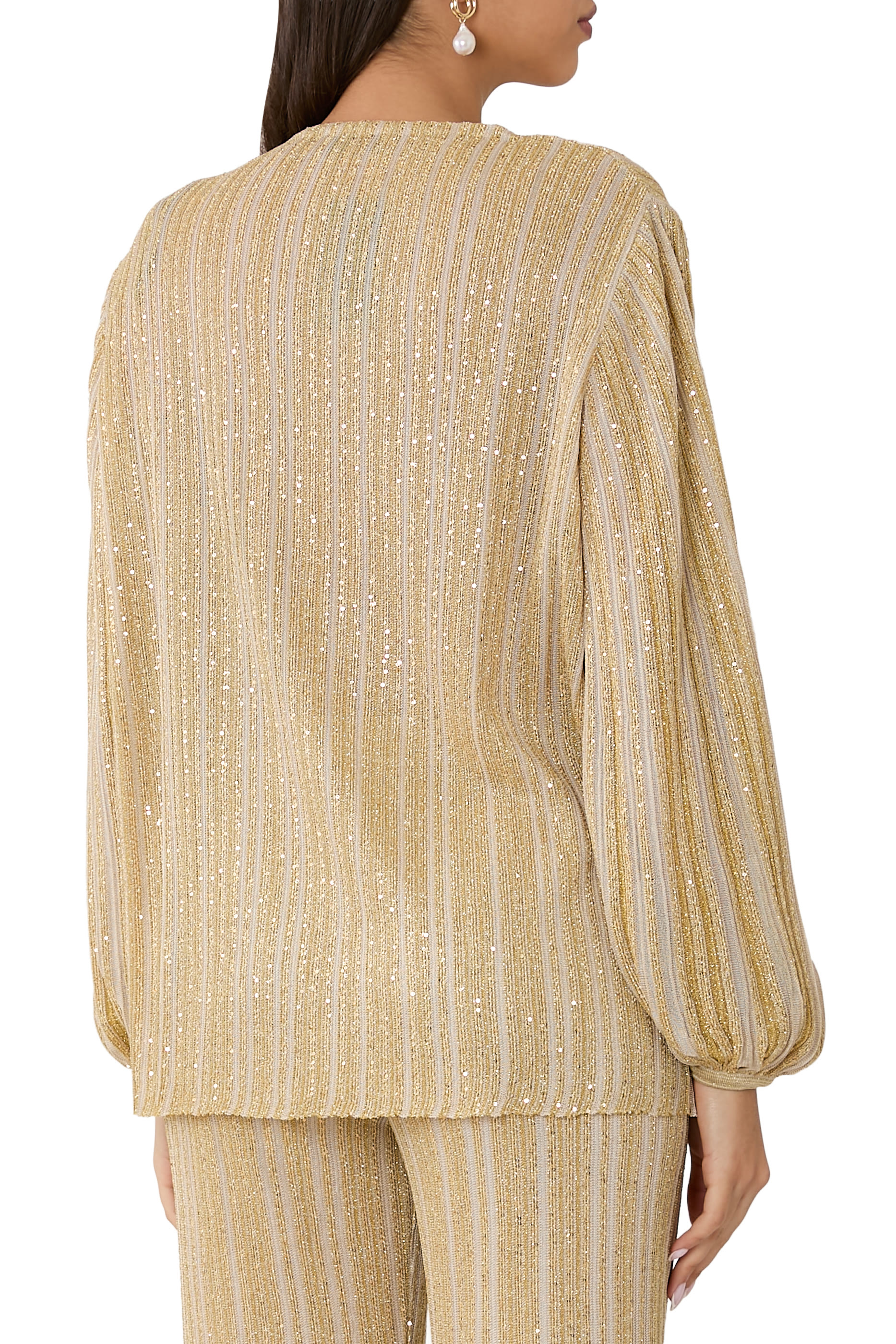 بلوزة بفتحة وخيوط لامعة