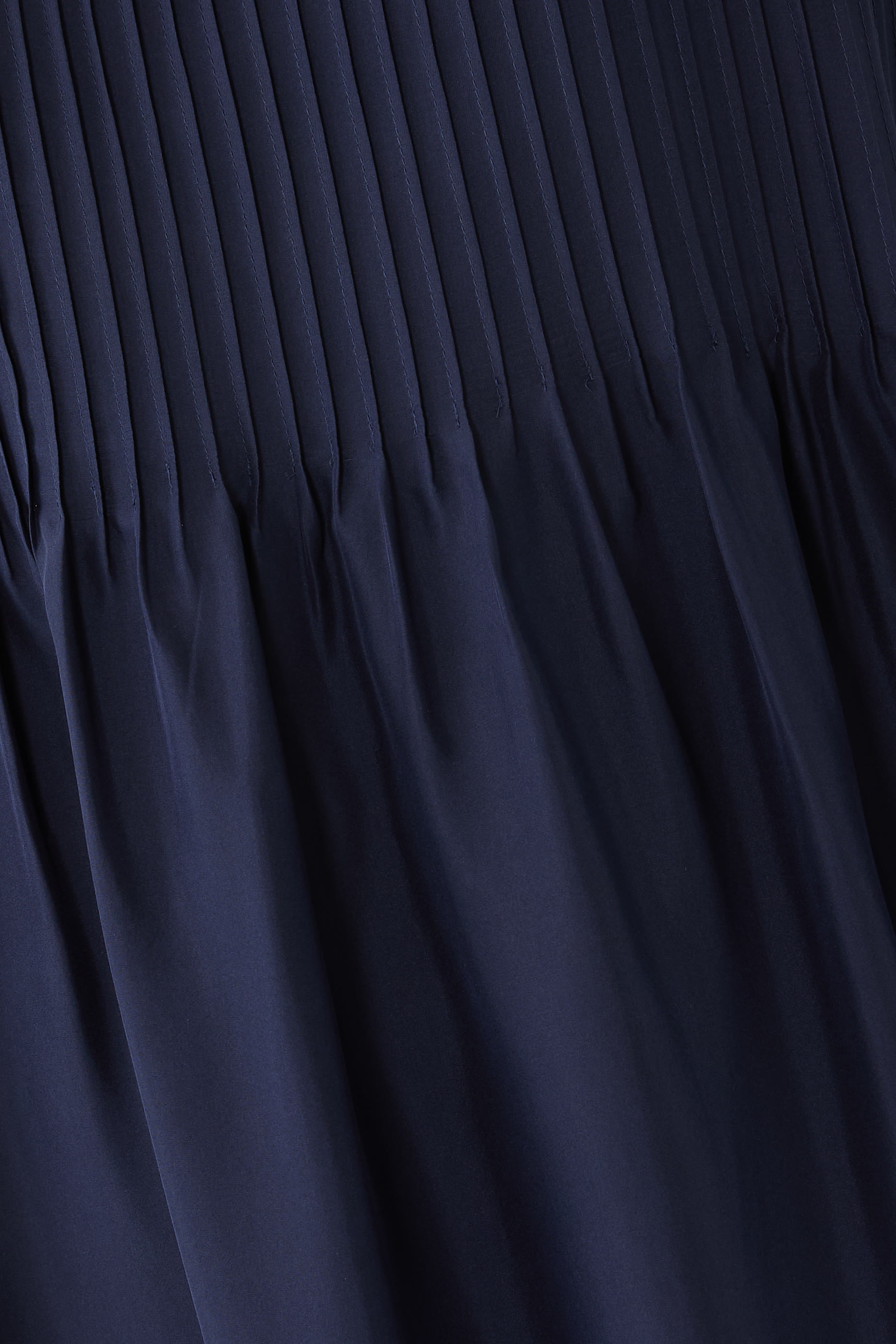 فستان بياقة باطو وطيات