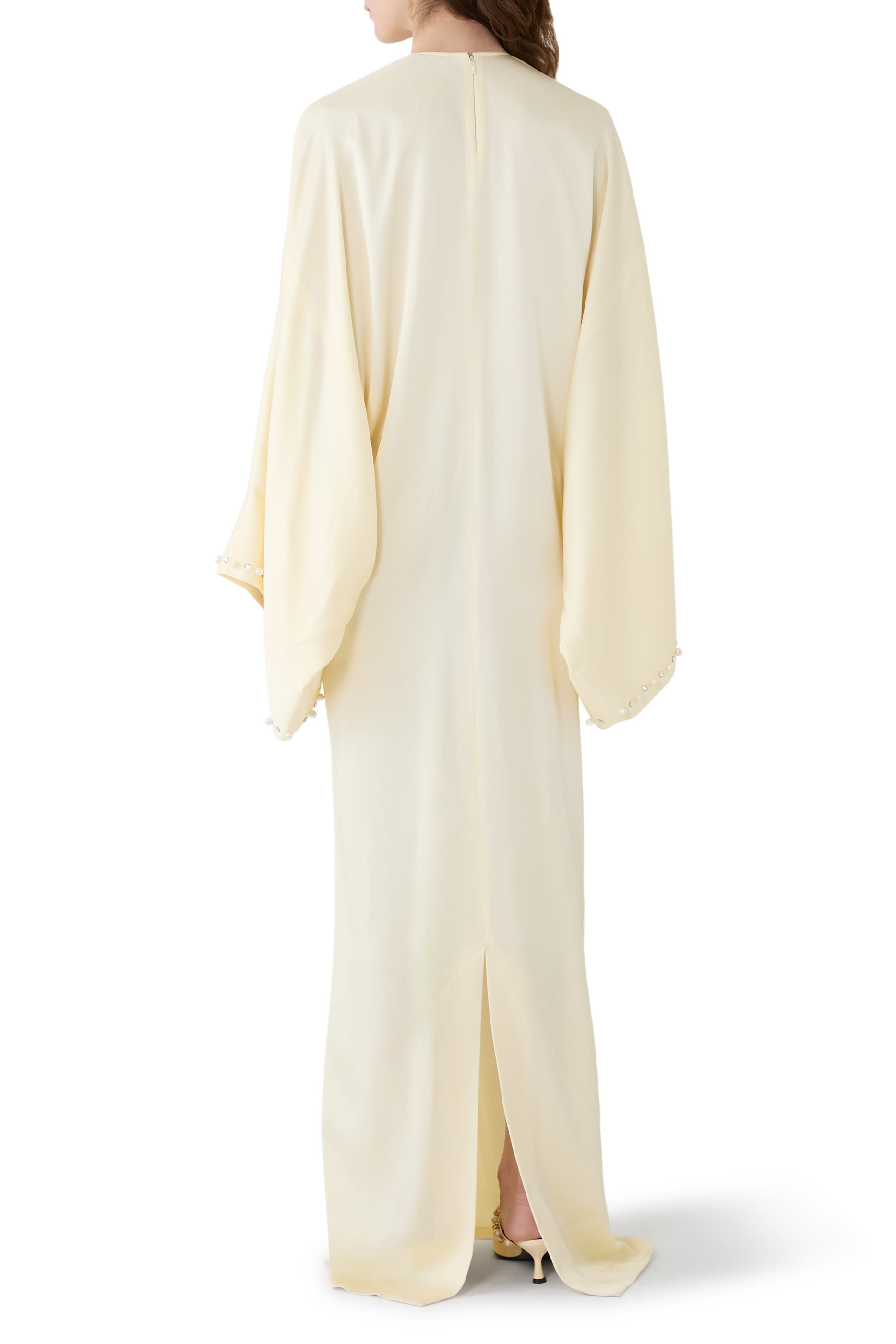 فستان طويل مزين بلؤلؤ