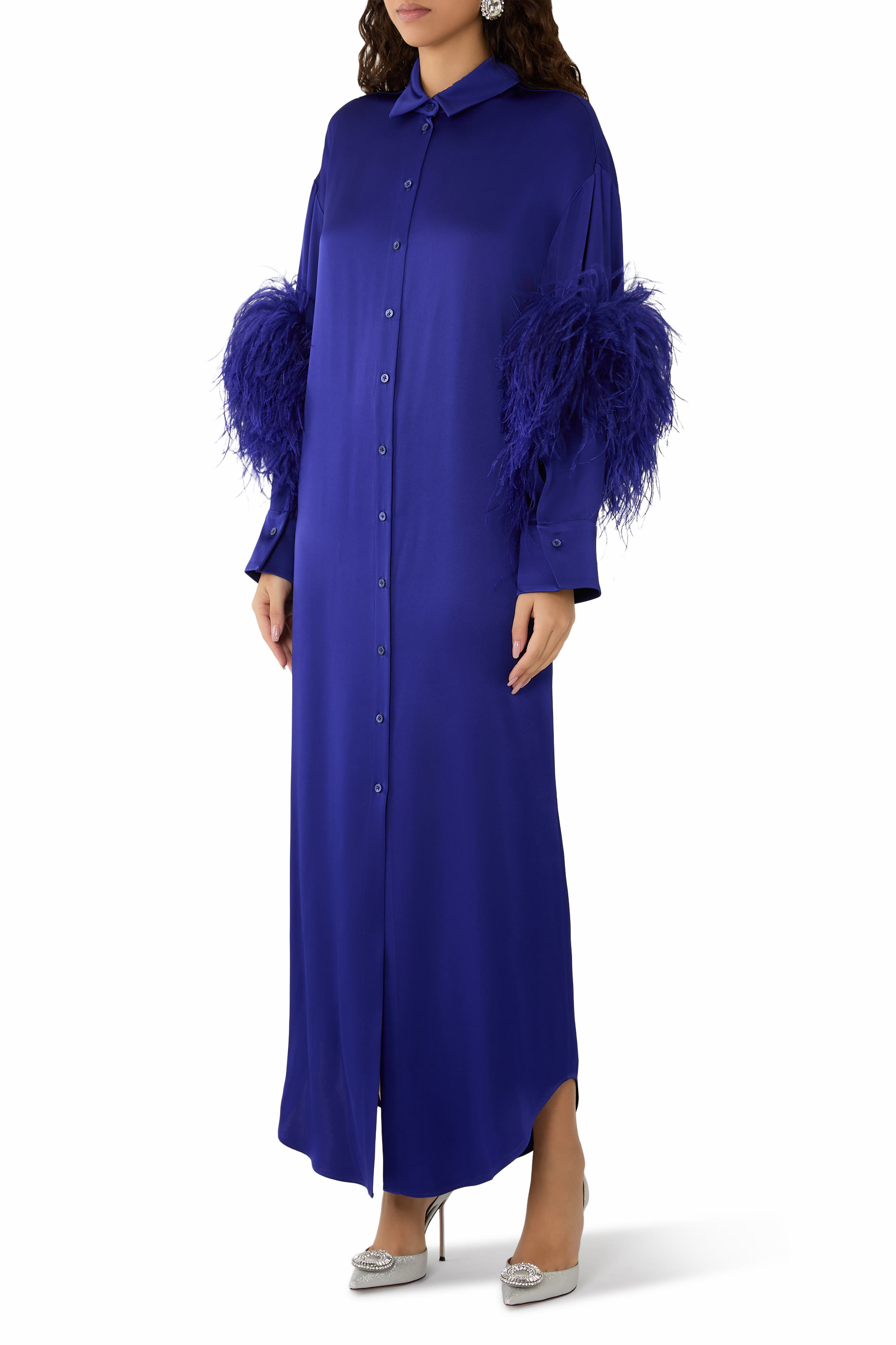 فستان طويل بأزرار وريش ستان