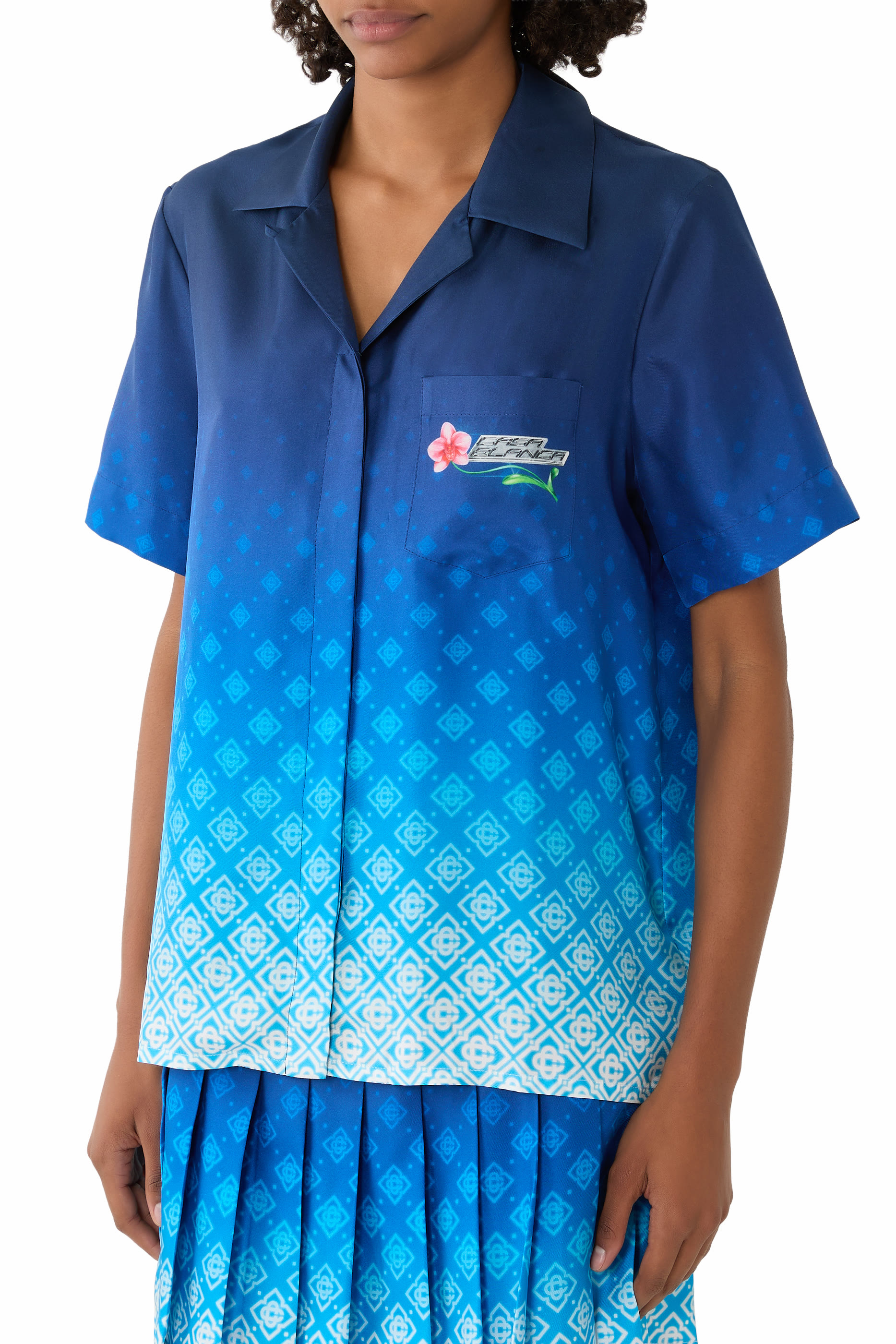 قميص بطبعة زهرة الأوركيد وحروف شعار الماركة حرير