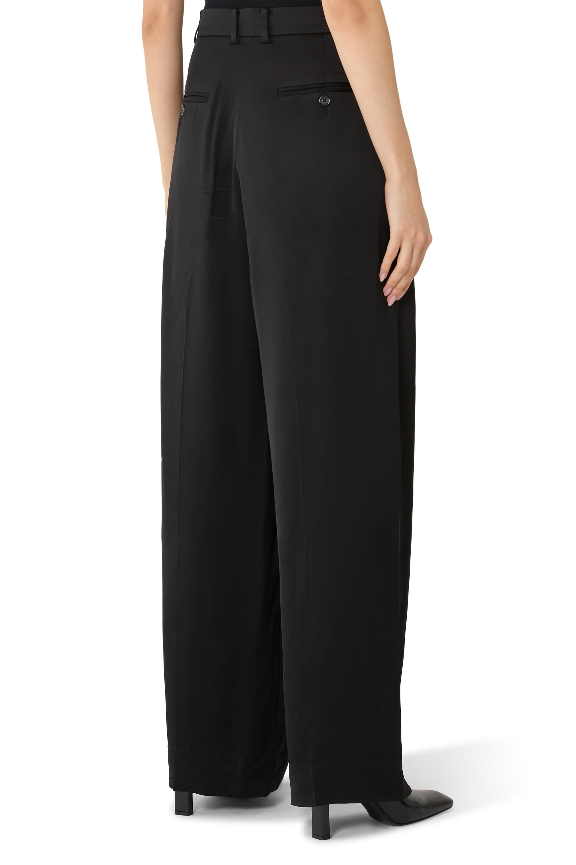 بنطال بقصة واسعة ساتان