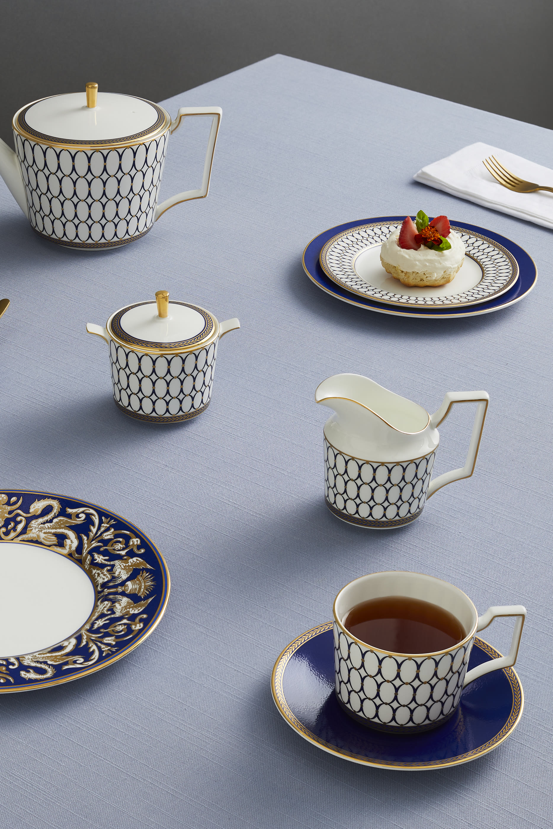 فنجان قهوة وطبق رينايسنس