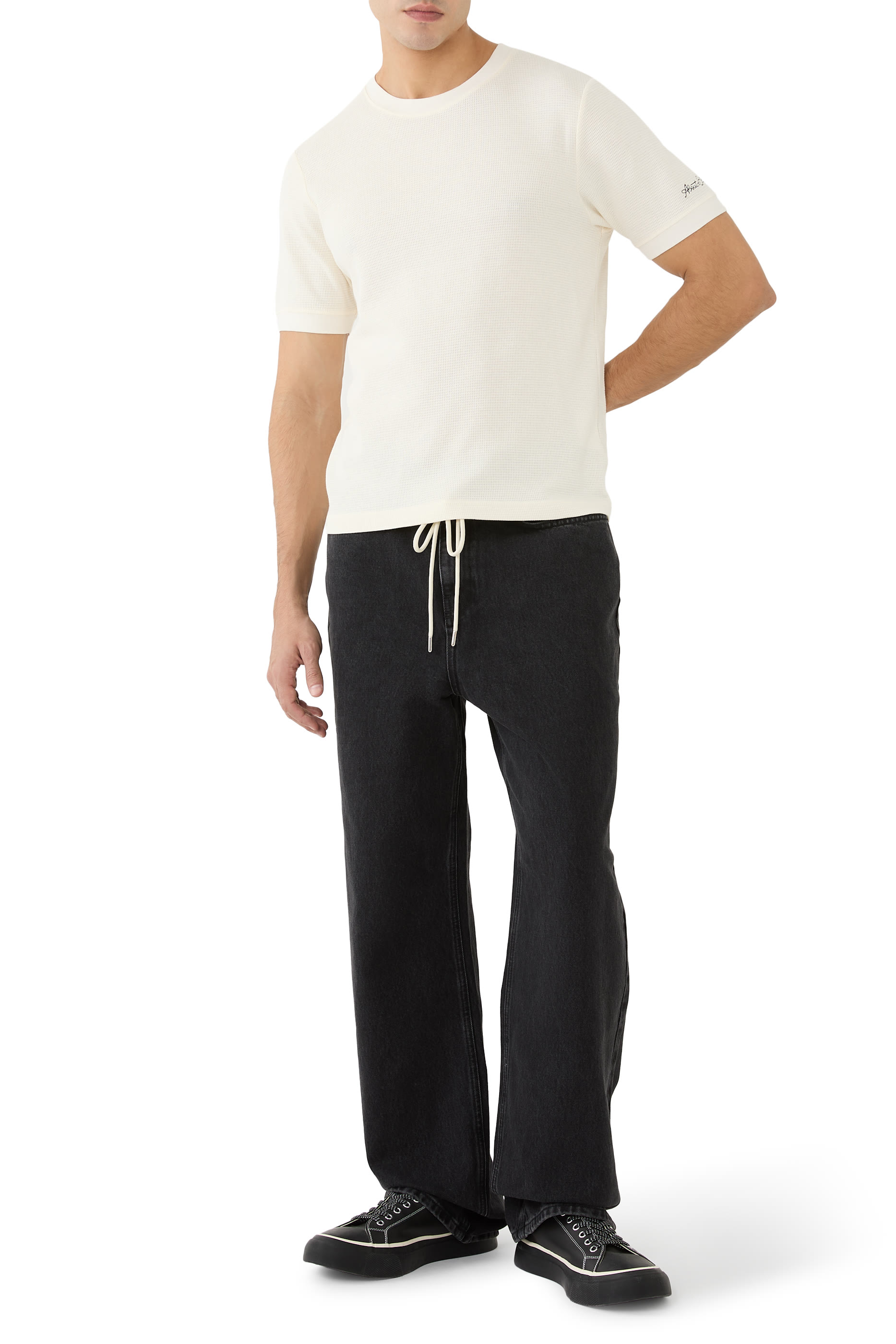 تيشيرت بقصة ضيقة وشعار الماركة