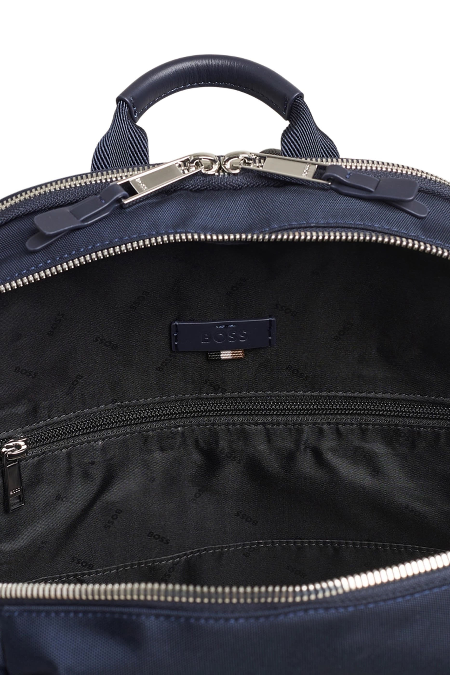 حقيبة ظهر مزينة بشعار الماركة فضي اللون وحواف جلد