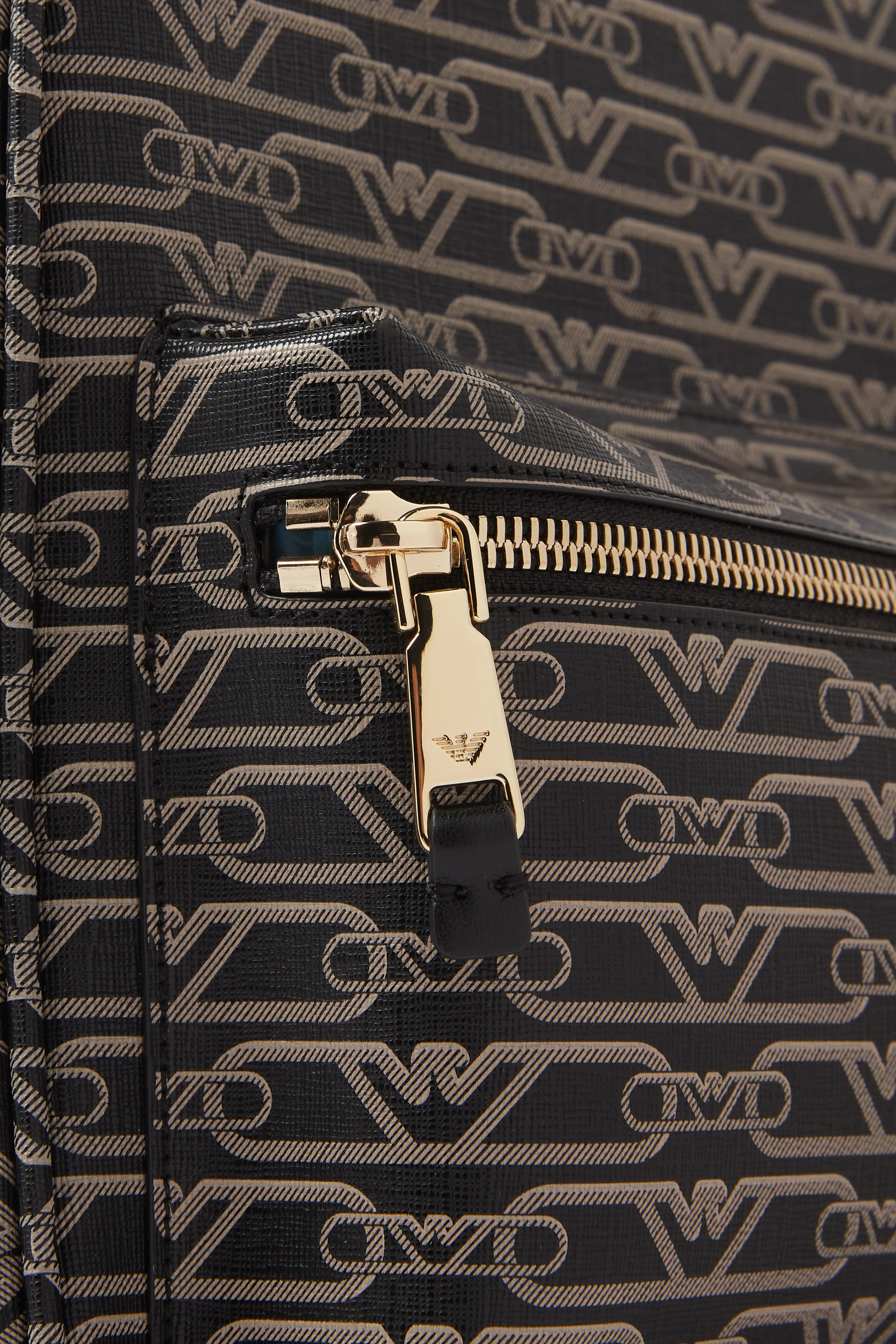 حقيبة ظهر بشعار الماركة بالكامل