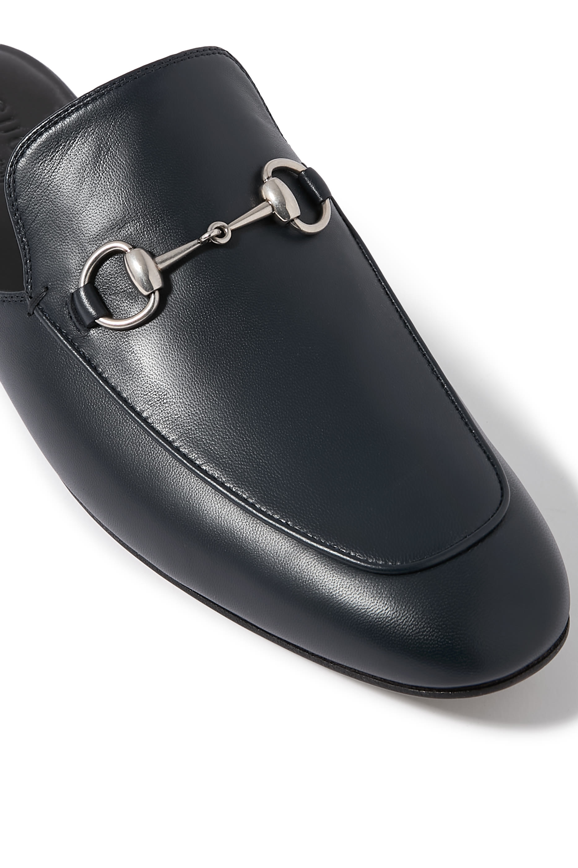 حذاء مفتوح من الخلف بحلية لجام الحصان