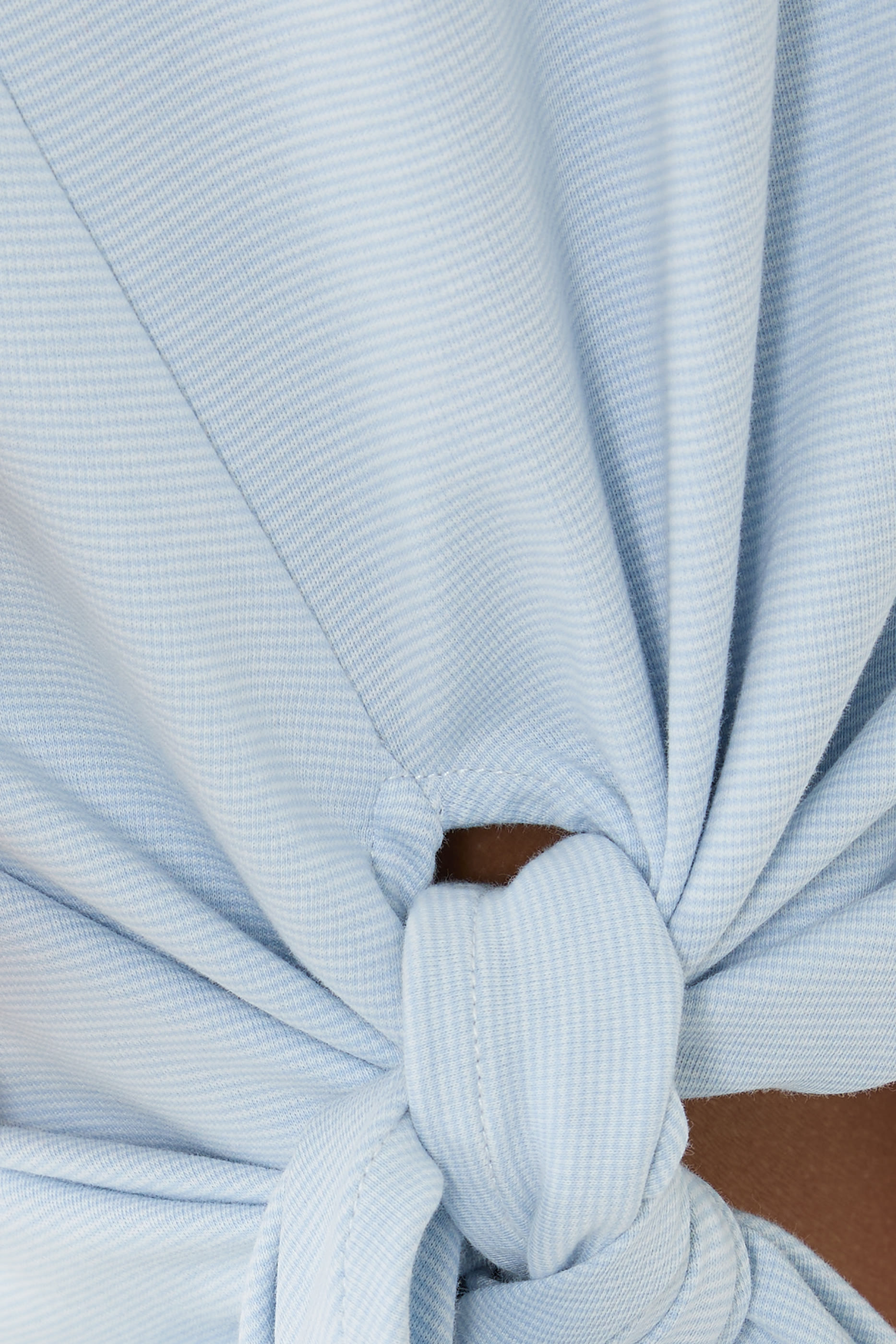 فستان بعقدة عند الحافة