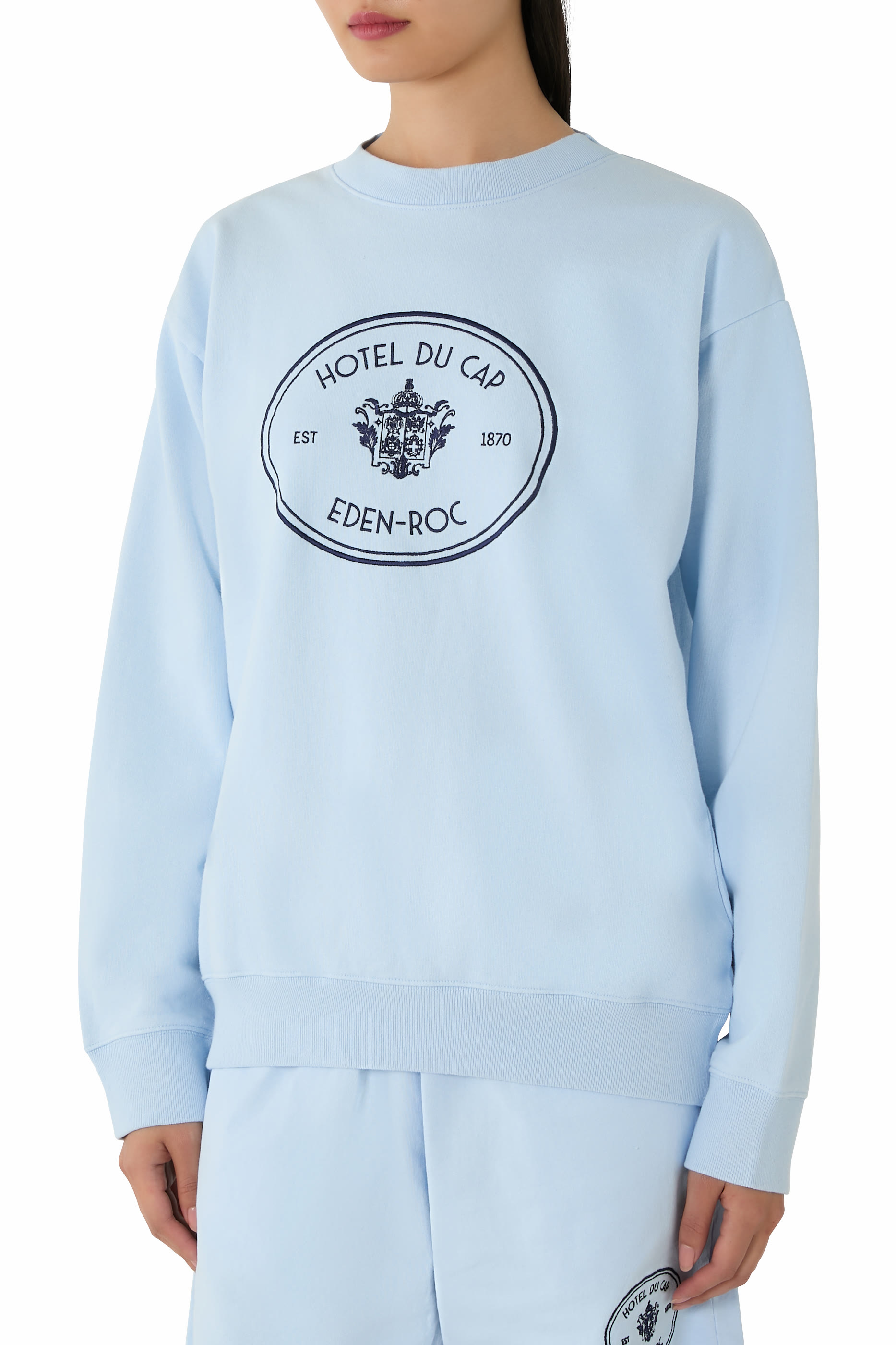 سويت شيرت بياقة ضيقة بشعار الماركة