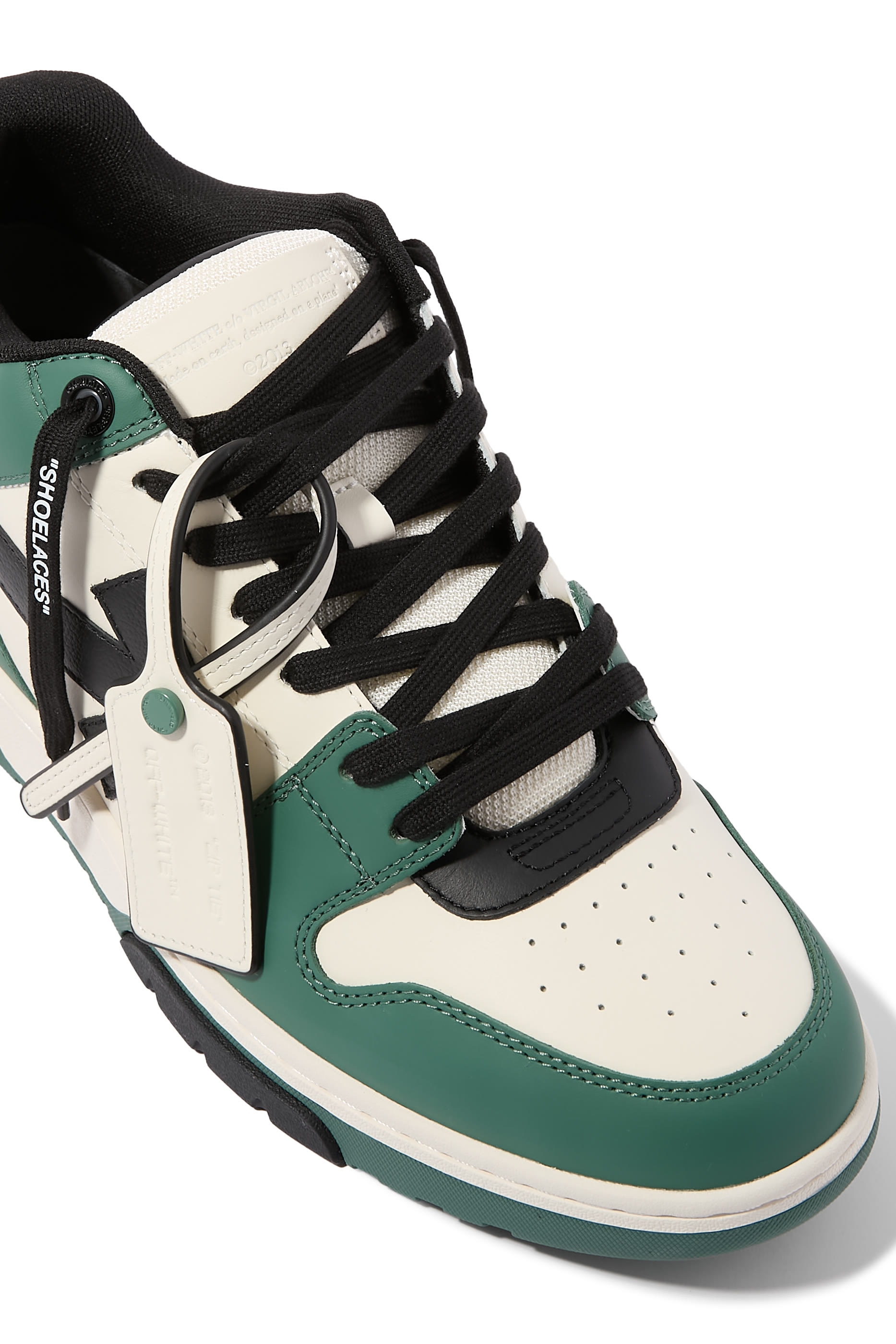 سنيكرز اوت اوف اوفيس