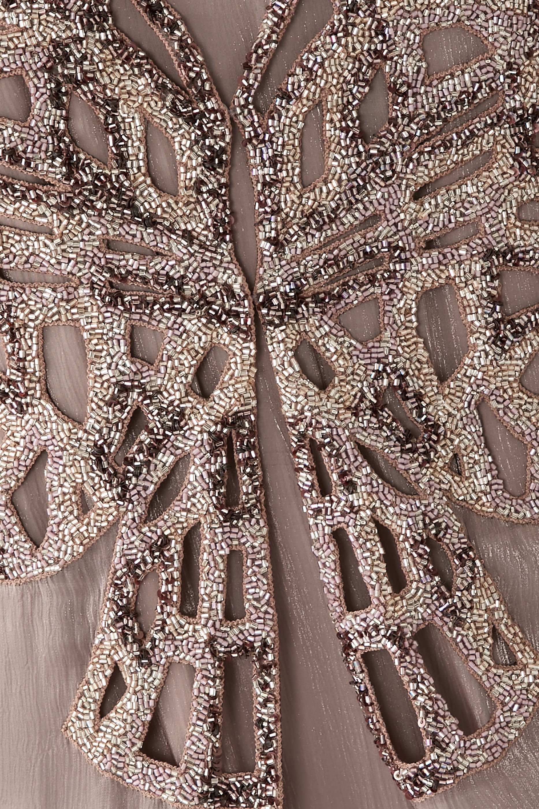 قفطان بتصميم كاب وتطريز مستوحى من شكل الفراشة